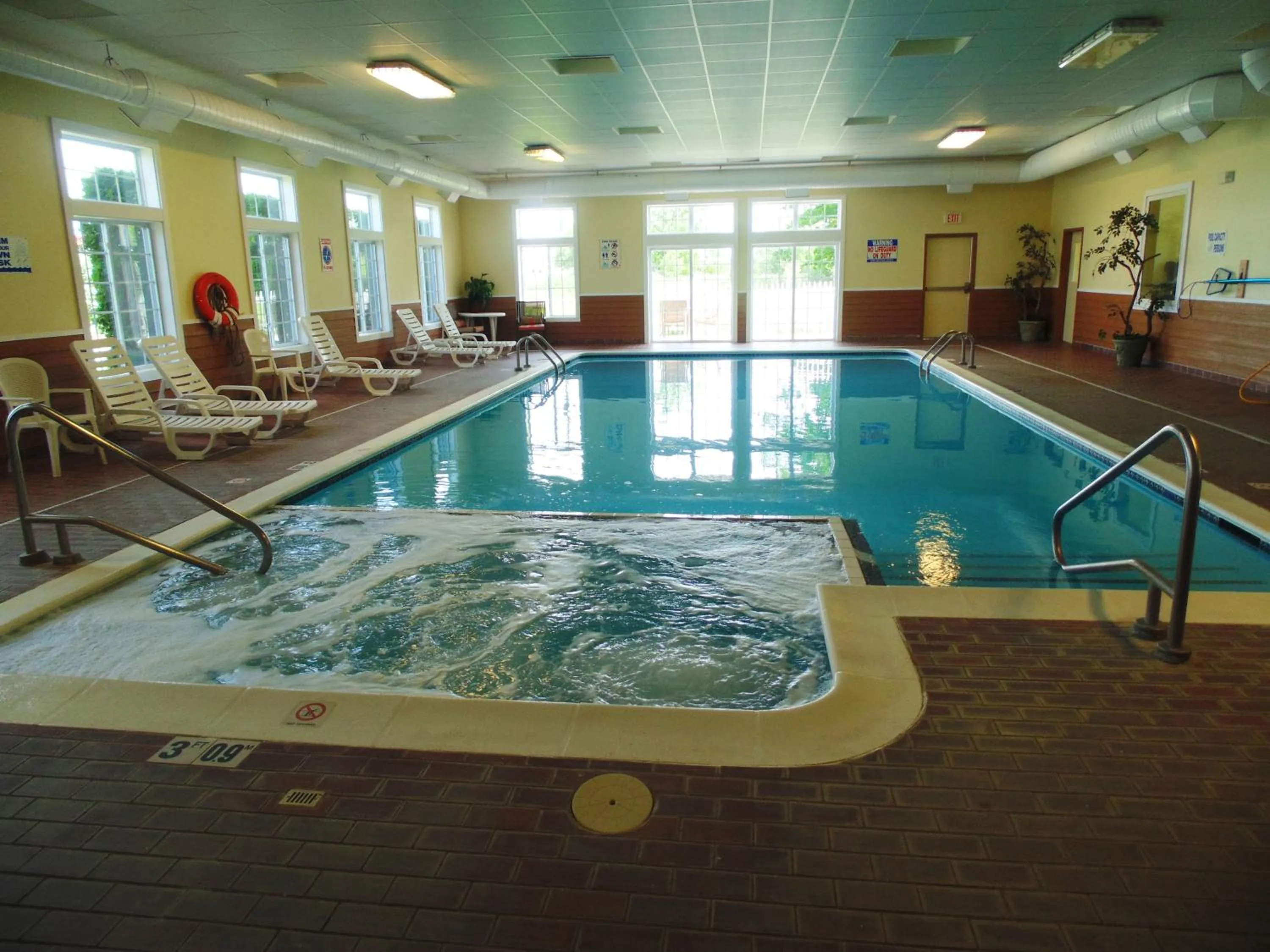 Swimming pool in American Inn and Suites Houghton Lake