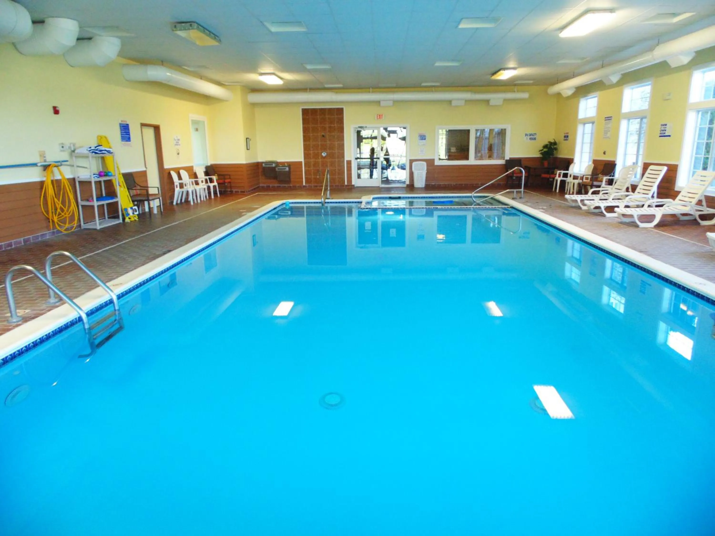 Swimming pool in American Inn and Suites Houghton Lake