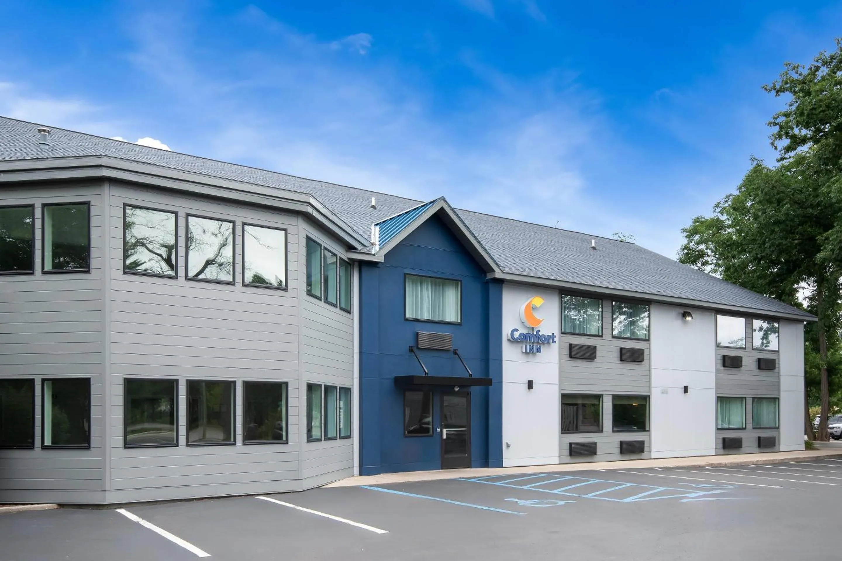 Property building in Comfort Inn Traverse City