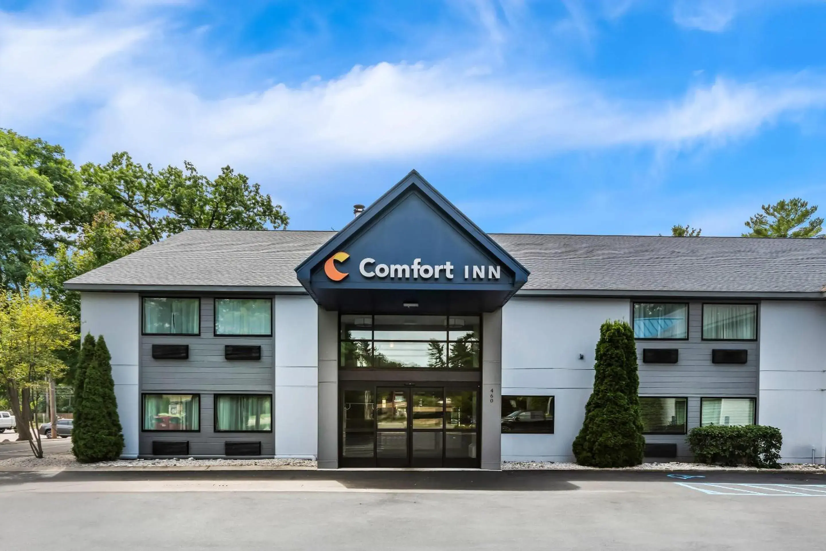 Property building in Comfort Inn Traverse City Property building in Comfort Inn Traverse City