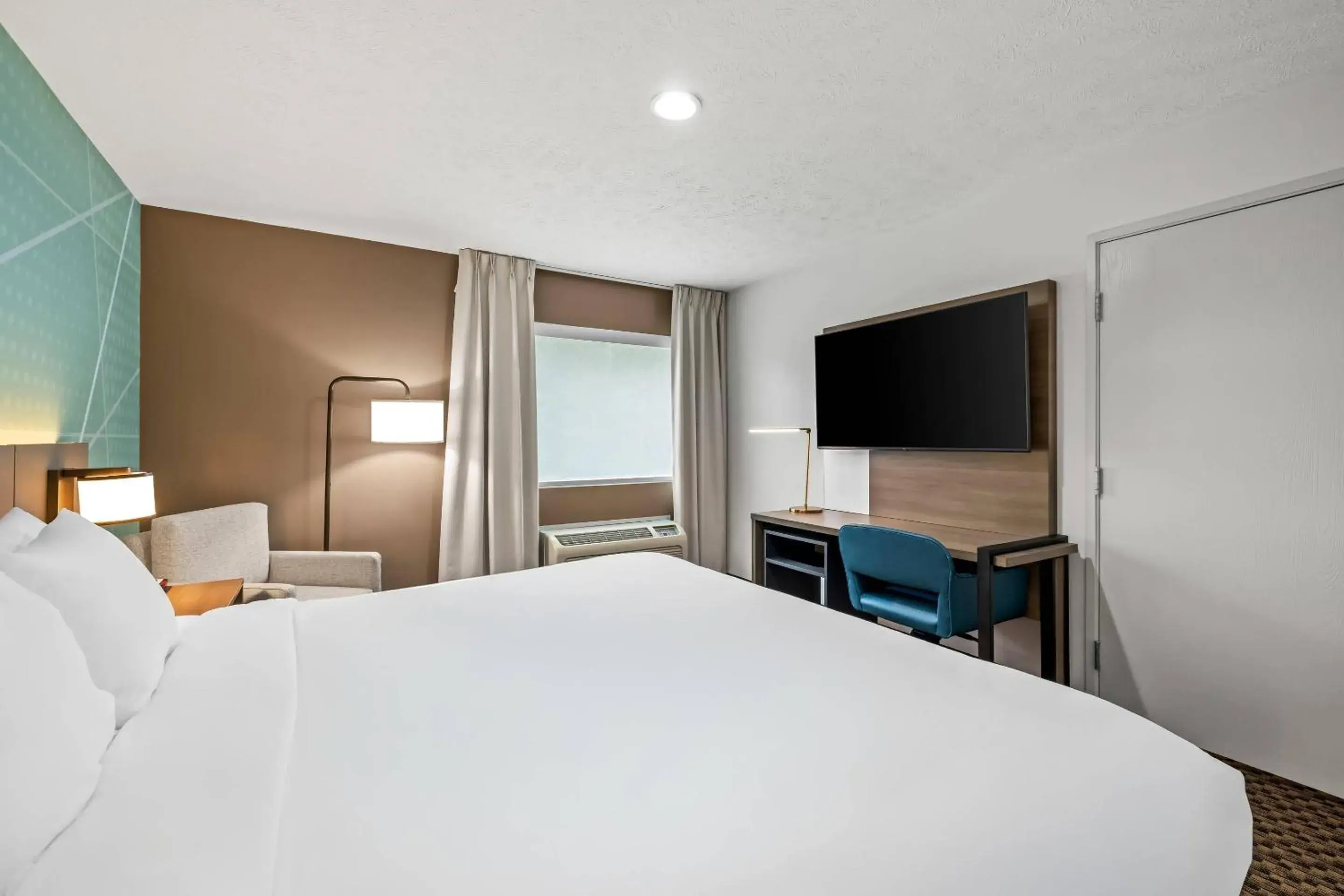 Bedroom, Bed in Comfort Inn Traverse City Bedroom, Bed in Comfort Inn Traverse City