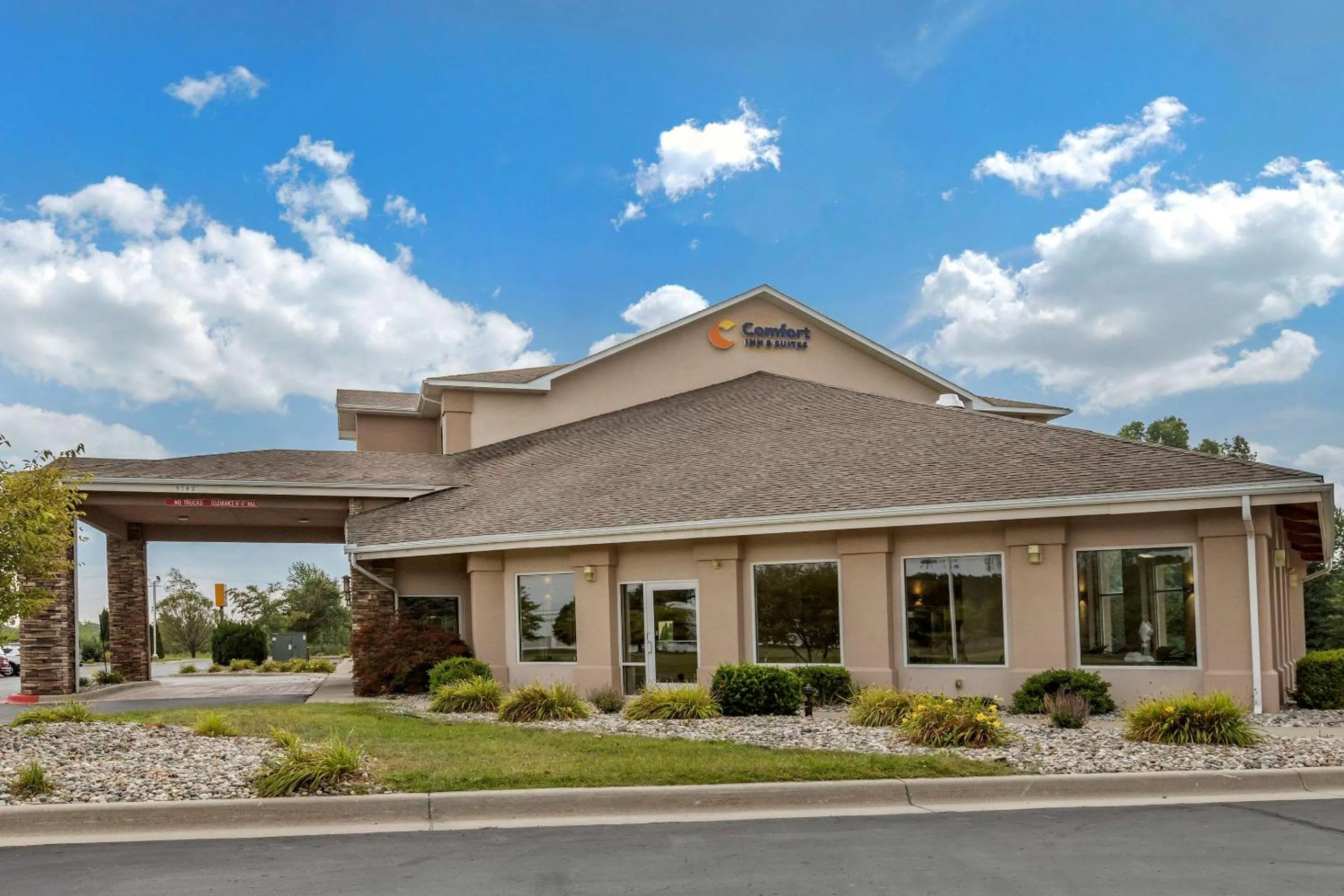 Property building in Comfort Inn & Suites Dimondale - Lansing