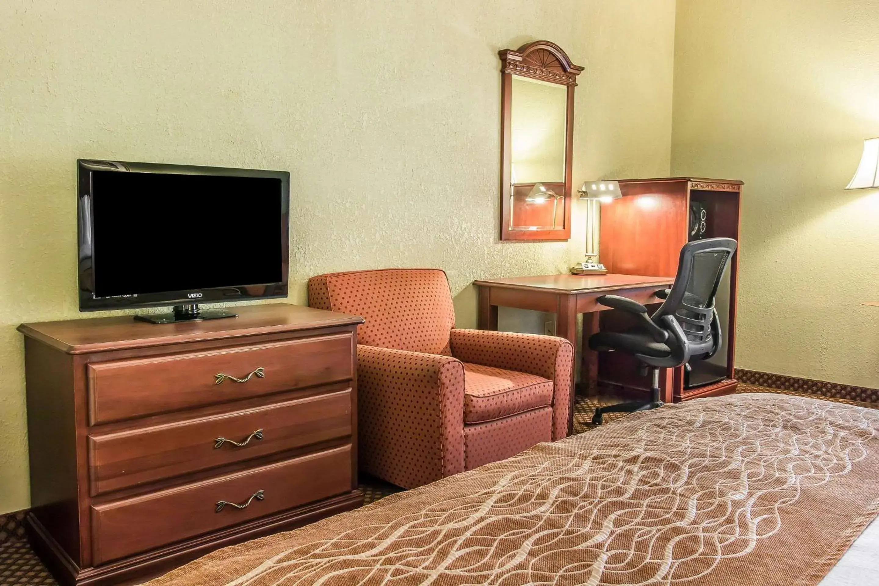 Photo of the whole room, TV/Entertainment Center in Quality Inn & Suites Ann Arbor Hwy 23