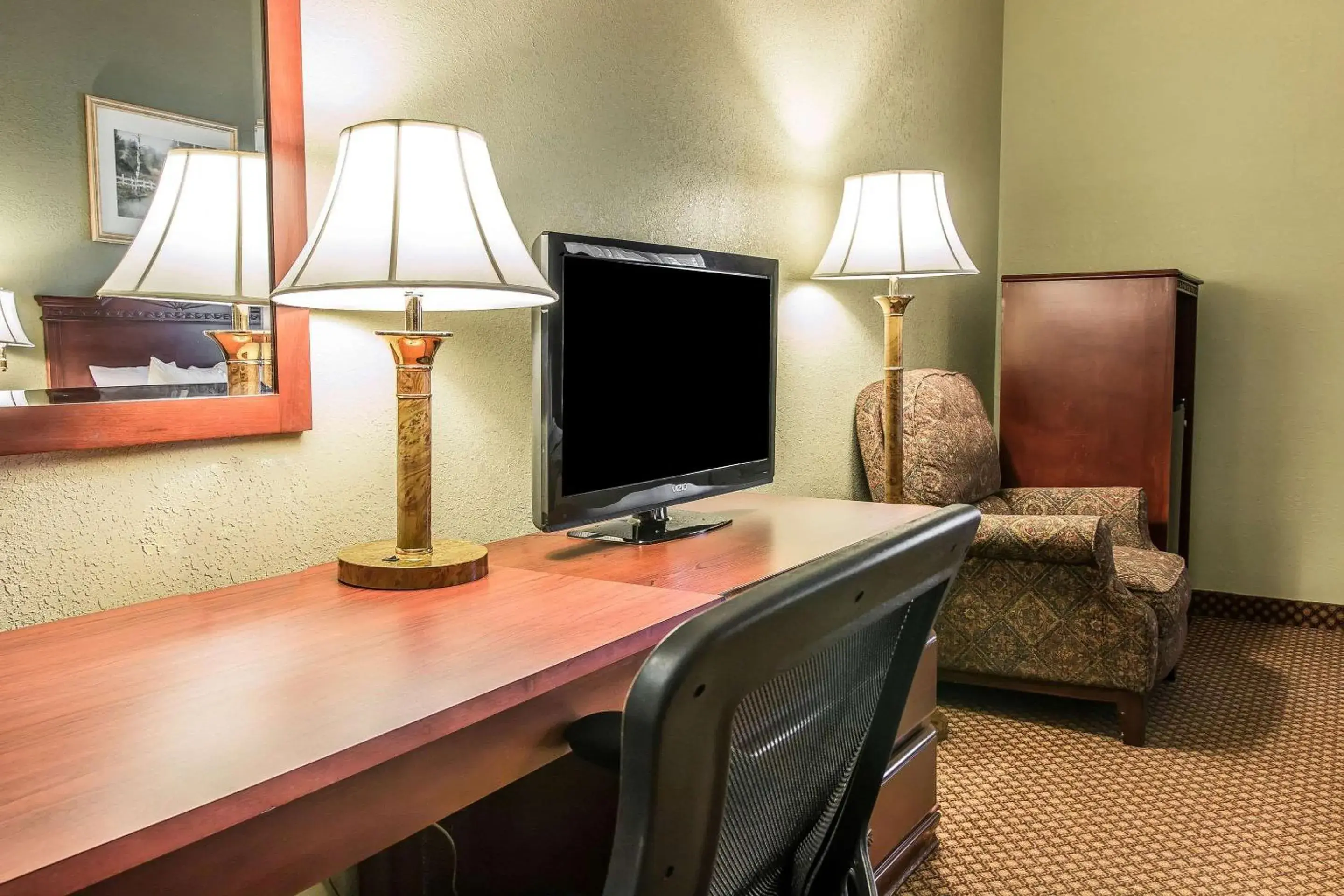 Photo of the whole room, TV/Entertainment Center in Quality Inn & Suites Ann Arbor Hwy 23