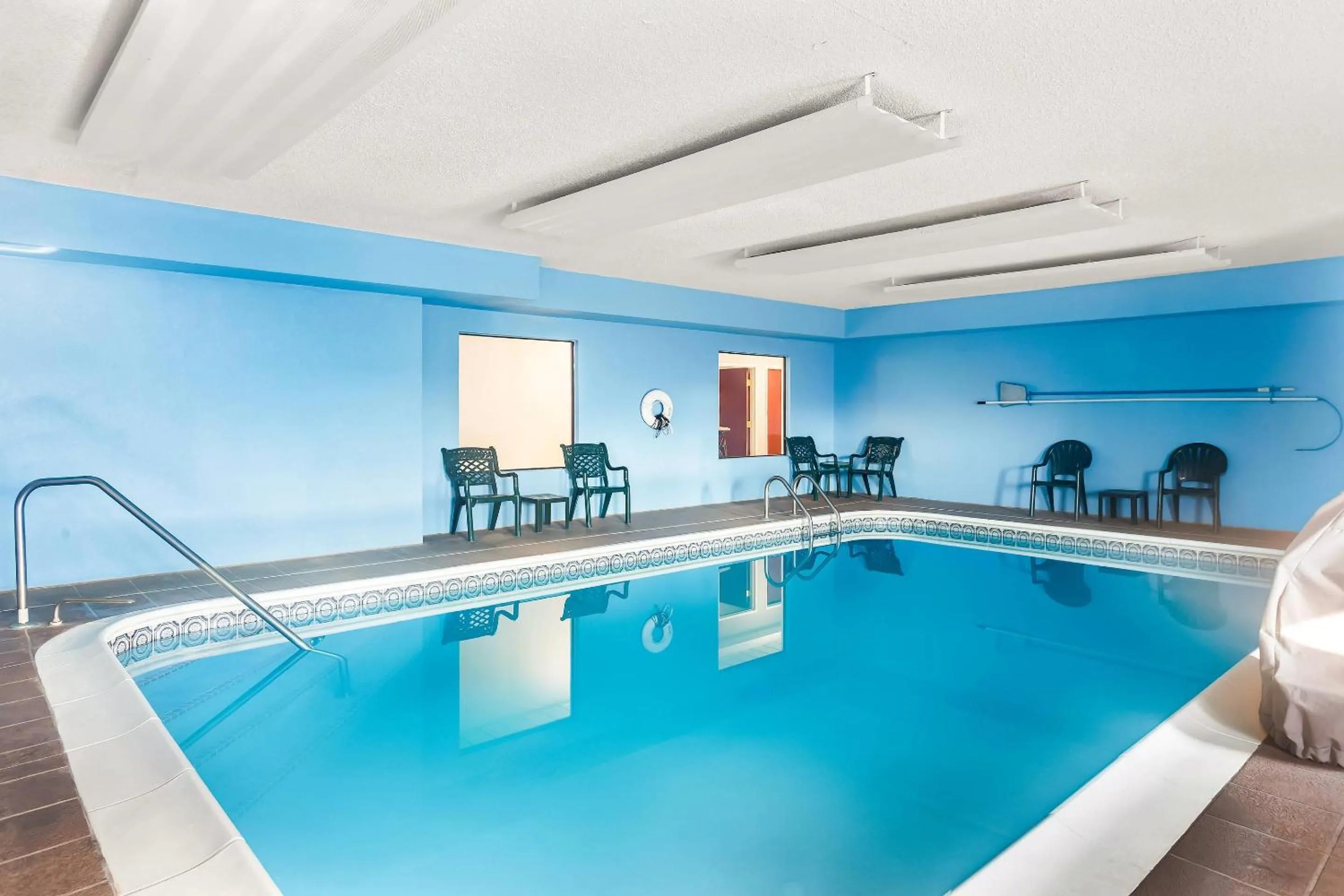 Swimming pool in Quality Inn & Suites Niles