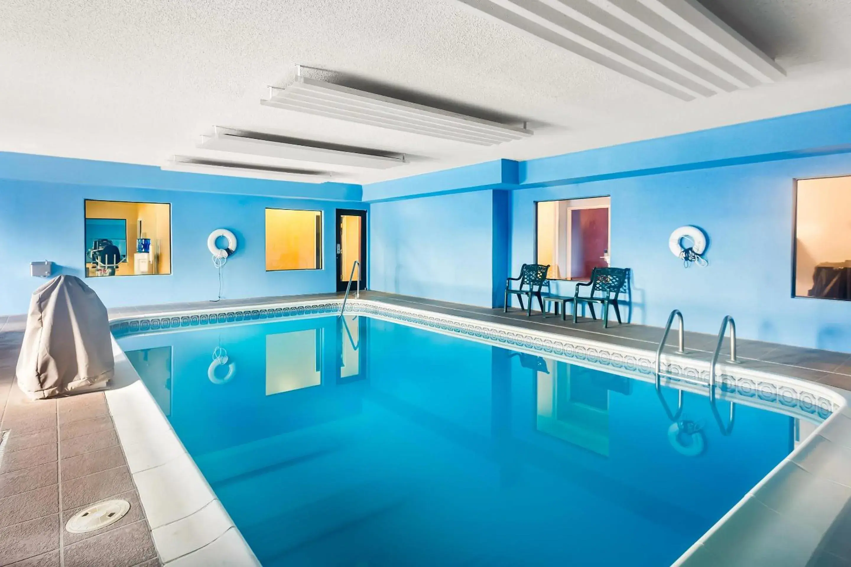 Swimming pool in Quality Inn & Suites Niles Swimming pool in Quality Inn & Suites Niles