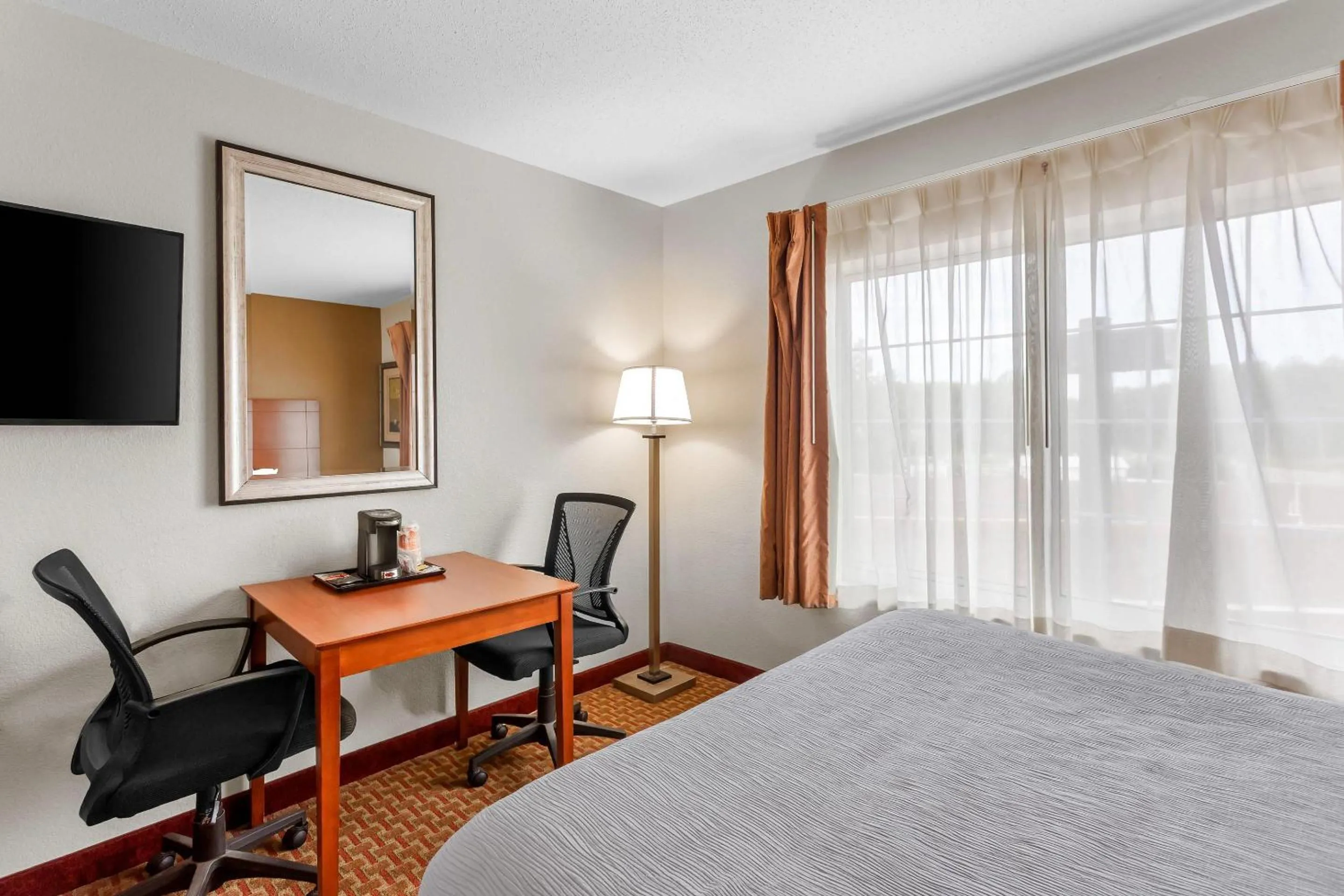 Bedroom, Bed in Quality Inn Near Interstate I94