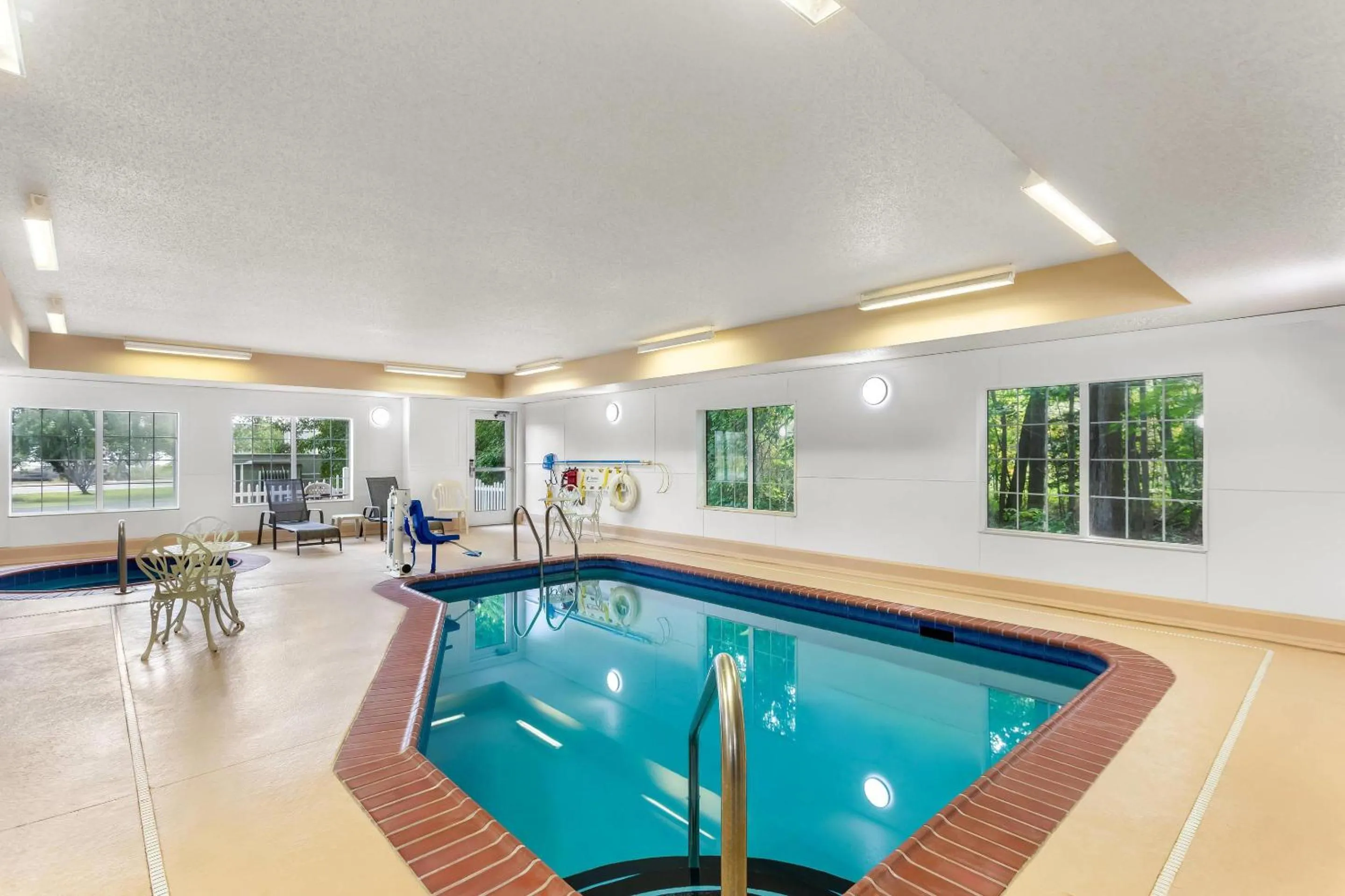 Swimming pool in Quality Inn Near Interstate I94