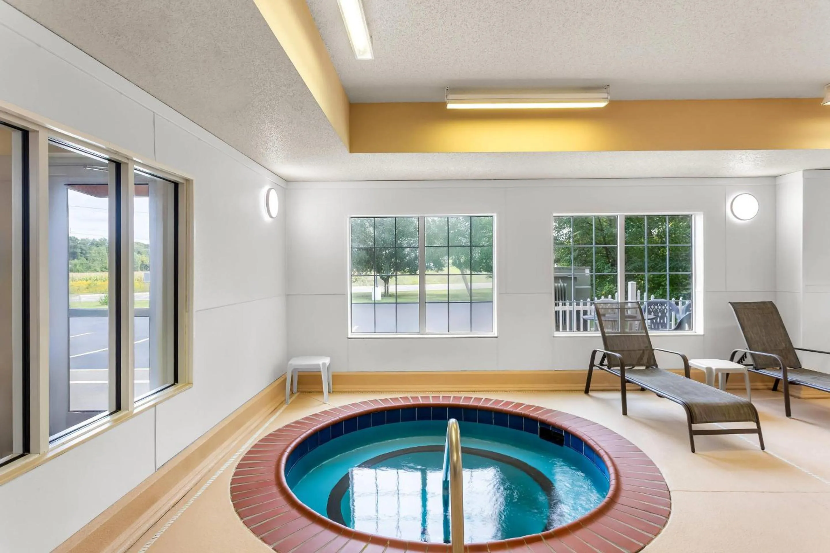 Swimming pool in Quality Inn Near Interstate I94