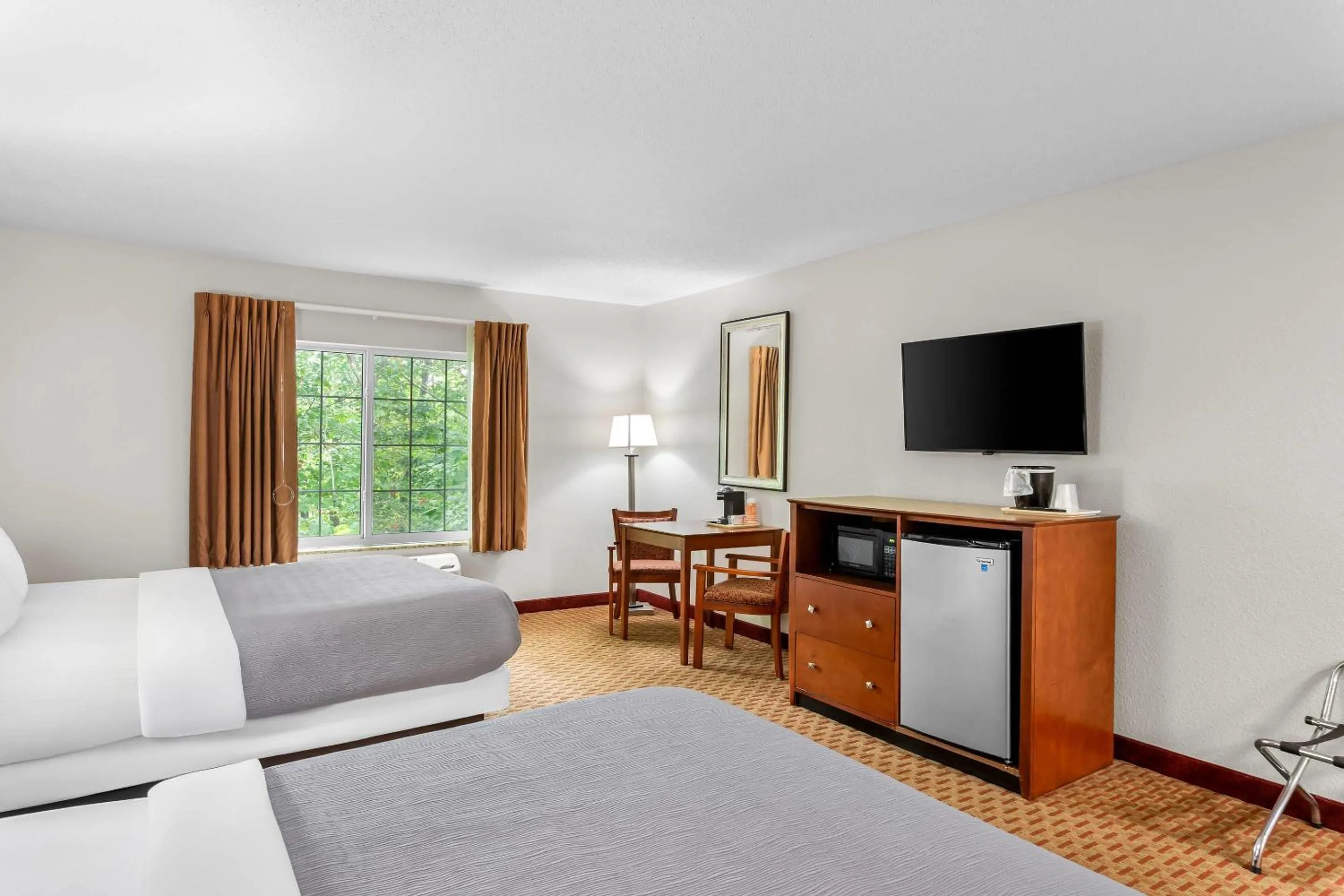 Bedroom, Bed in Quality Inn Near Interstate I94