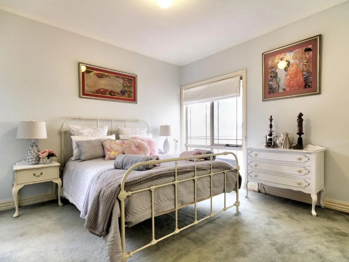 Bedroom, Bed in Nicholson BnB and Arts Centre