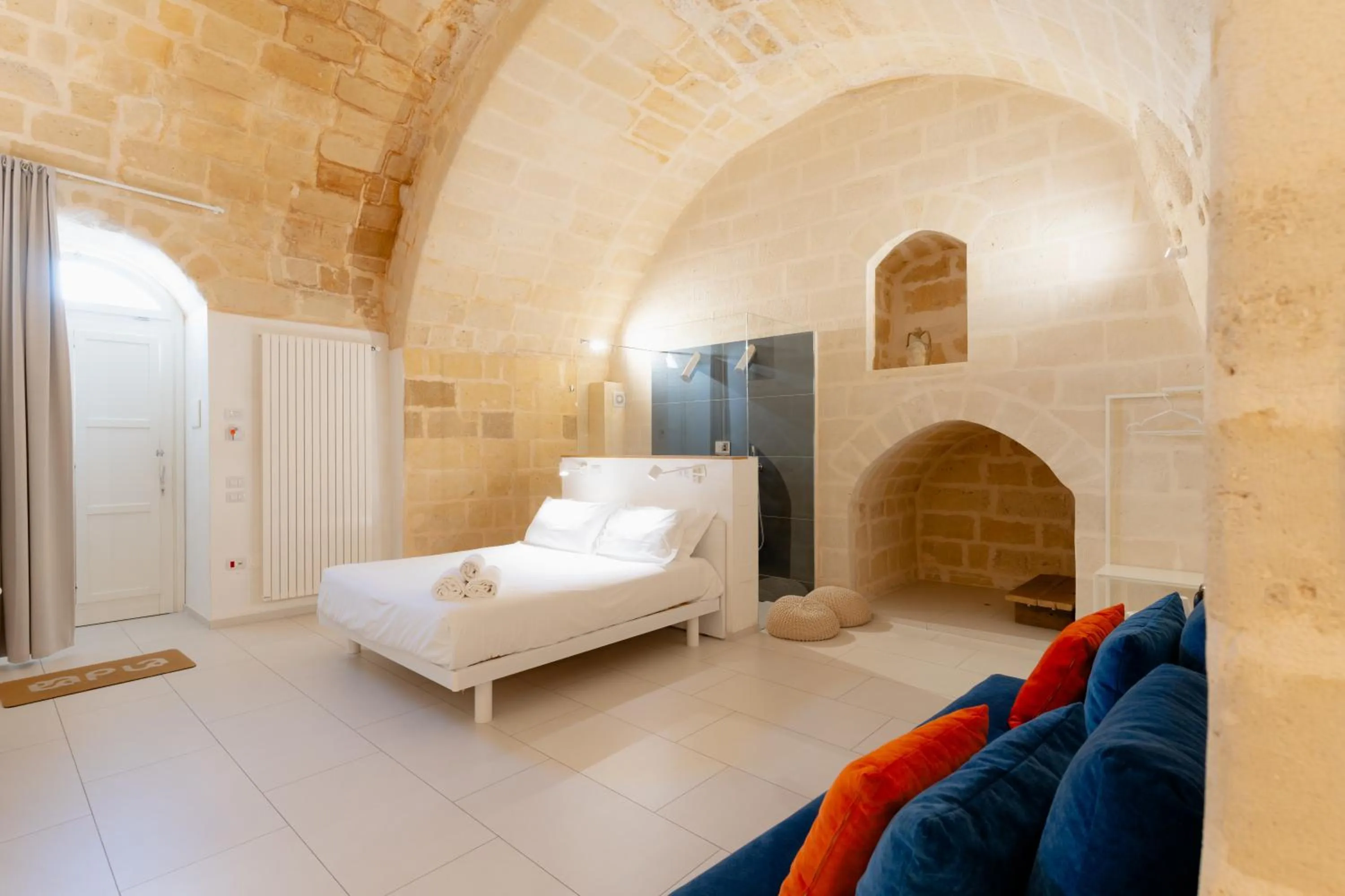 Photo of the whole room, Bed in Endea Suite Rooms & Lounge SPA