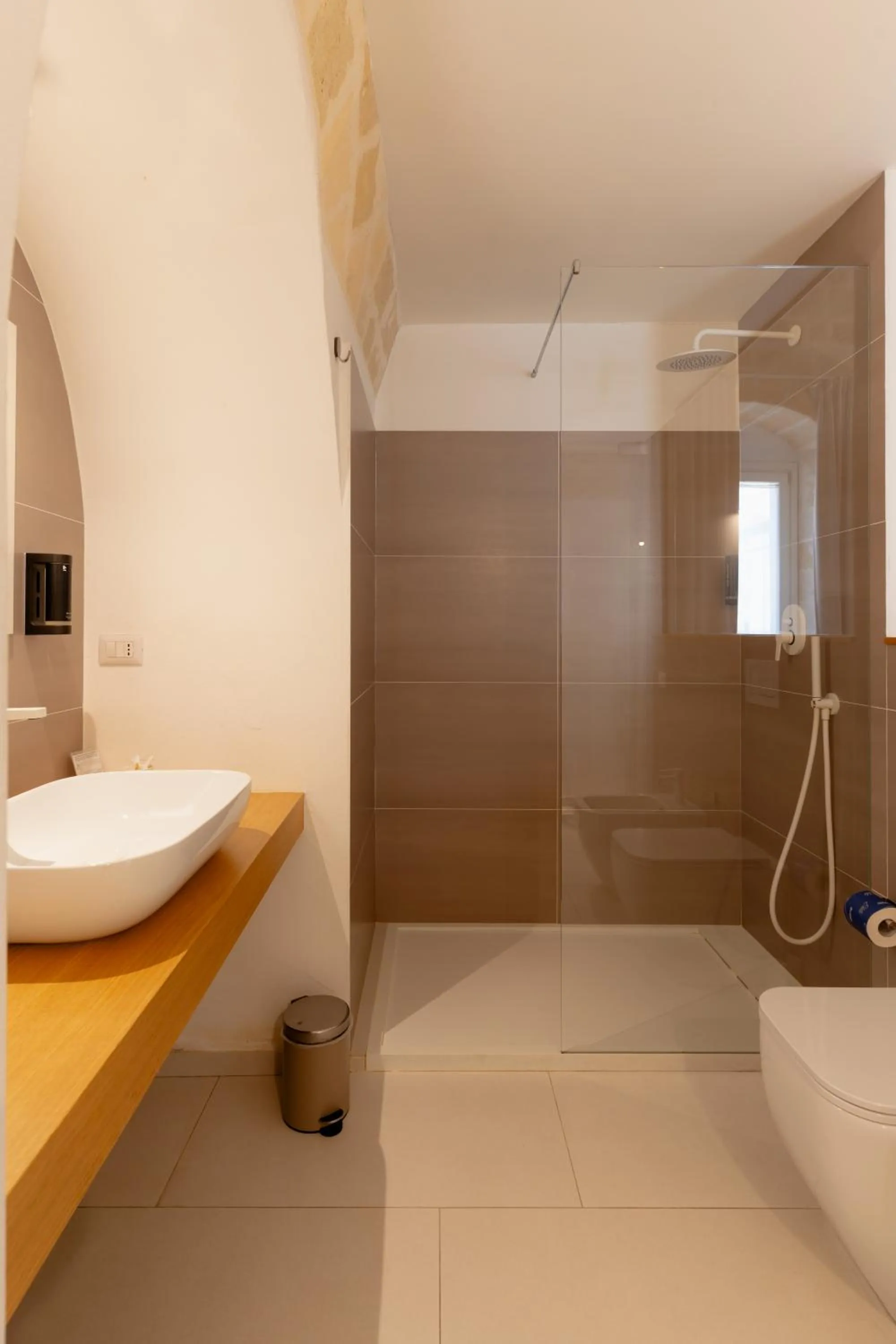 Shower in Endea Suite Rooms & Lounge SPA