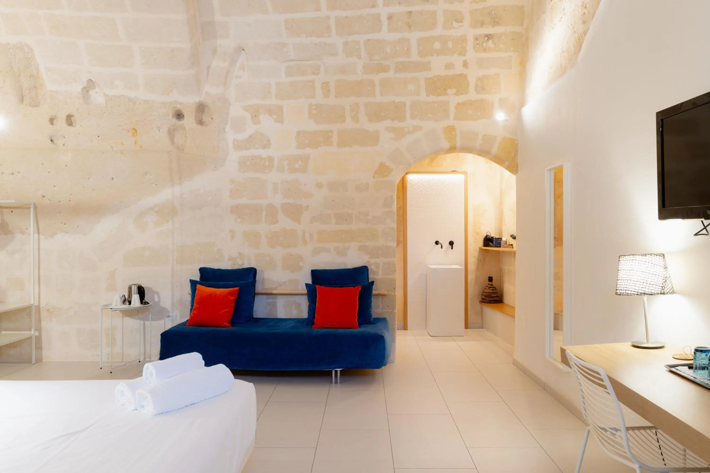 Photo of the whole room, Bed in Endea Suite Rooms & Lounge SPA