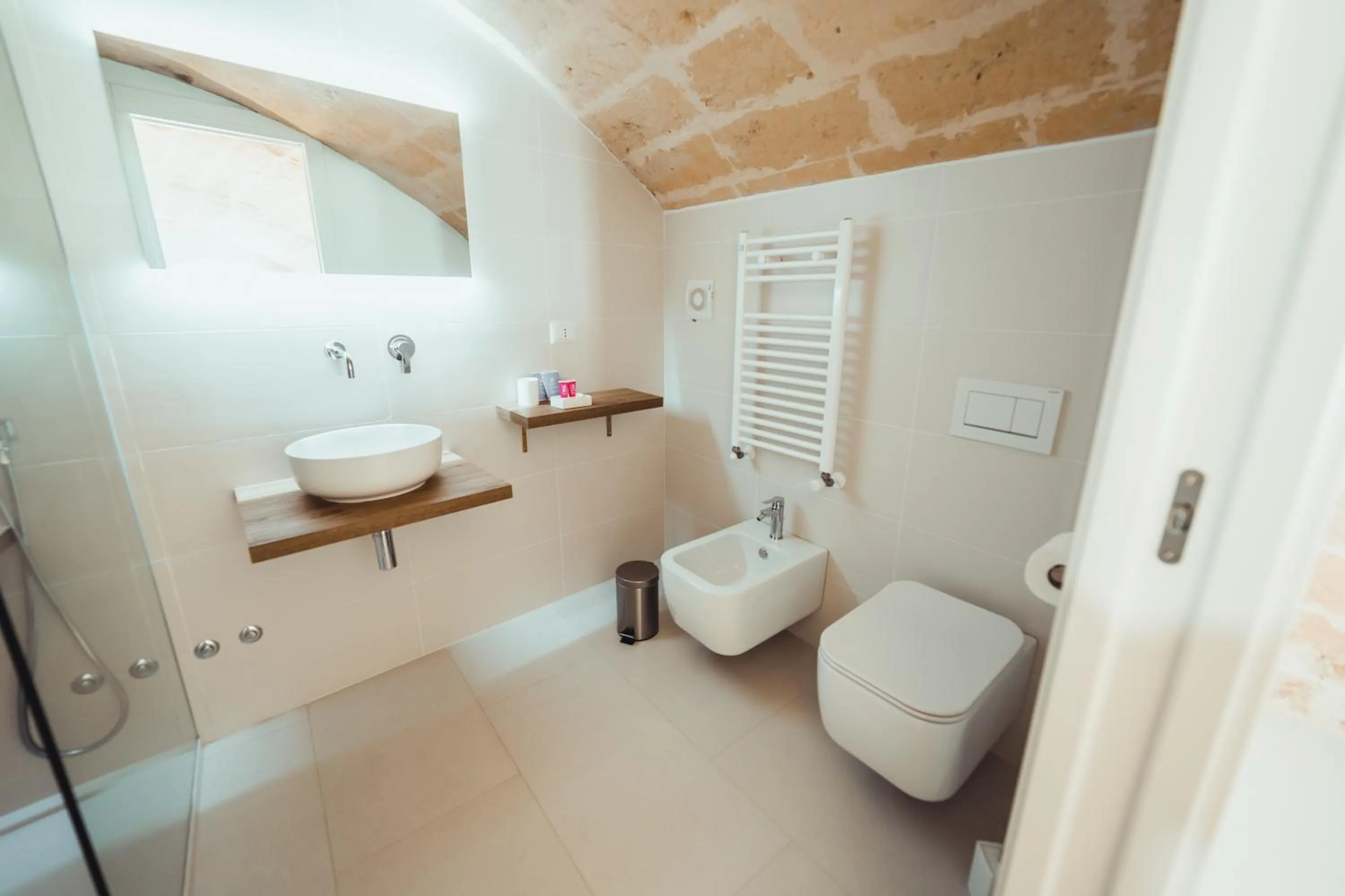 Toilet in Endea Suite Rooms & Lounge SPA