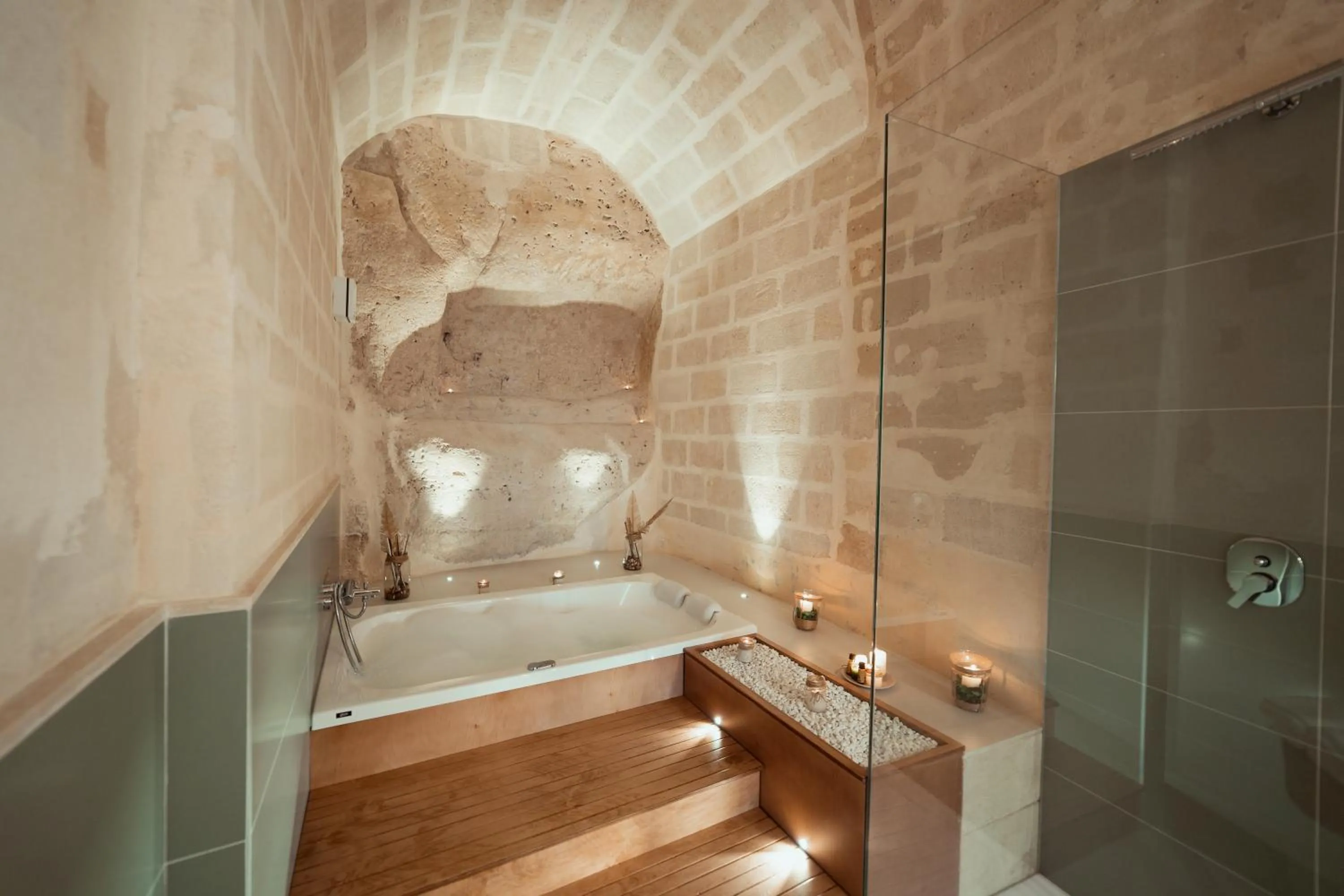 Hot Tub in Endea Suite Rooms & Lounge SPA