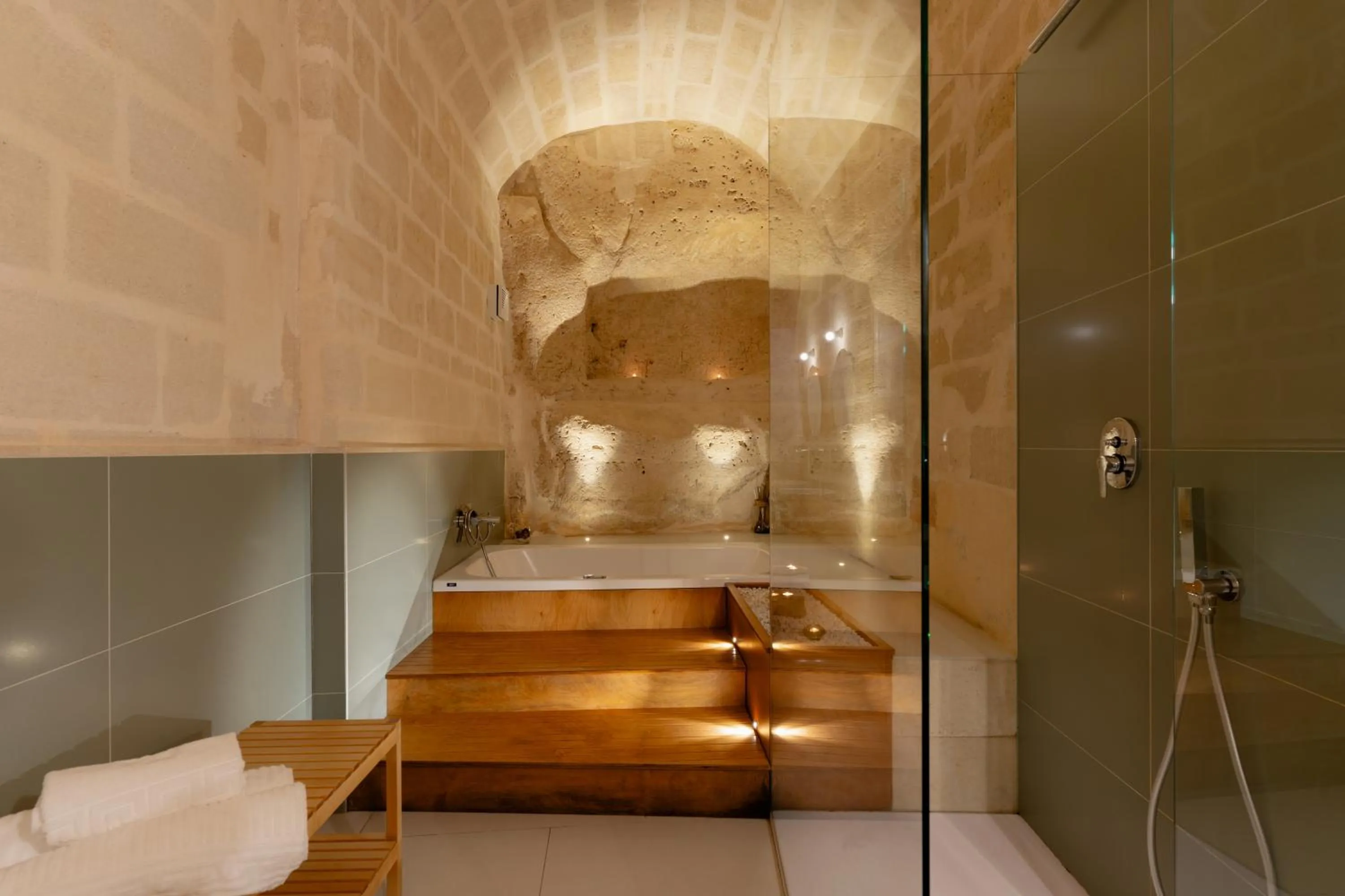 Shower in Endea Suite Rooms & Lounge SPA