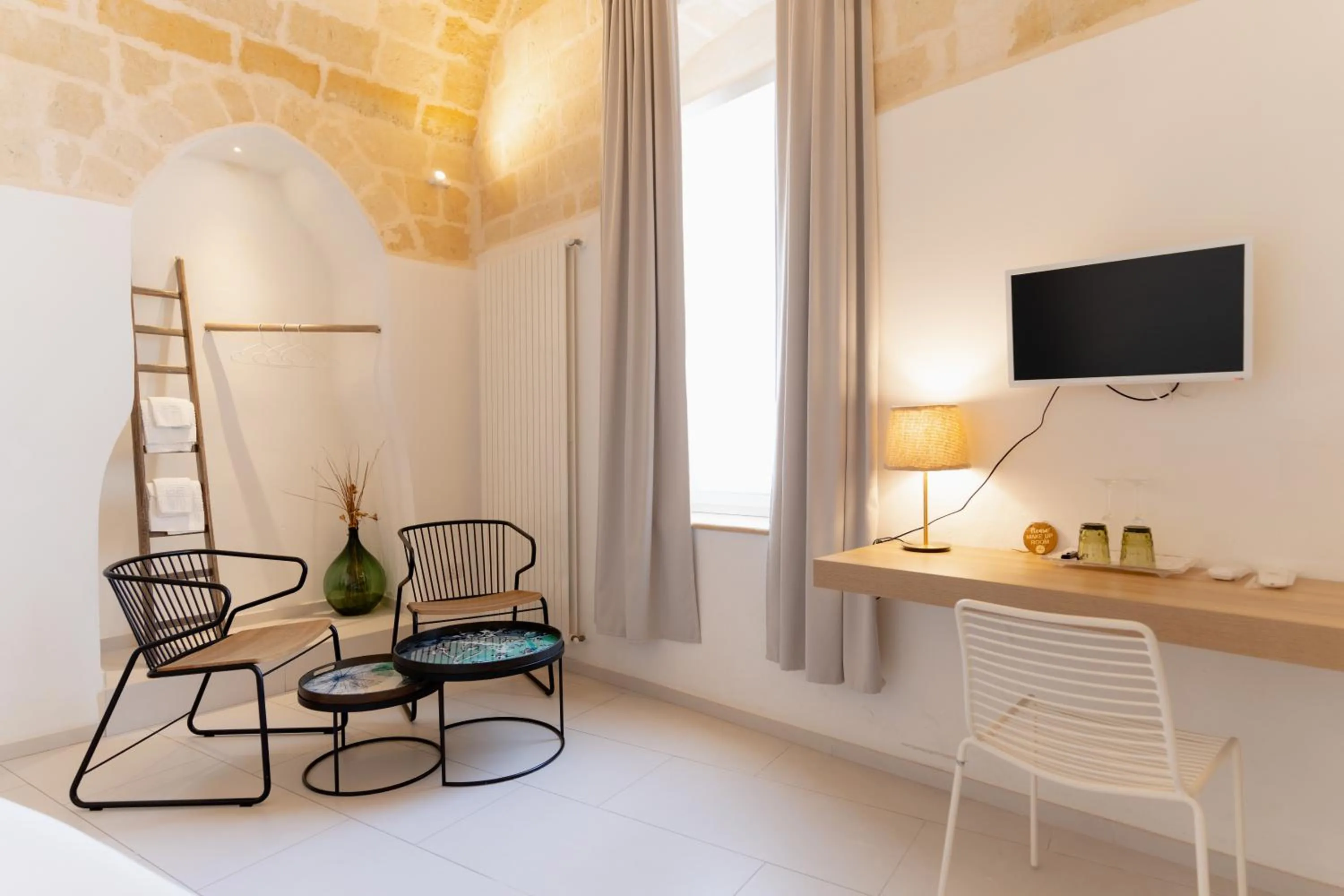 TV and multimedia in Endea Suite Rooms & Lounge SPA