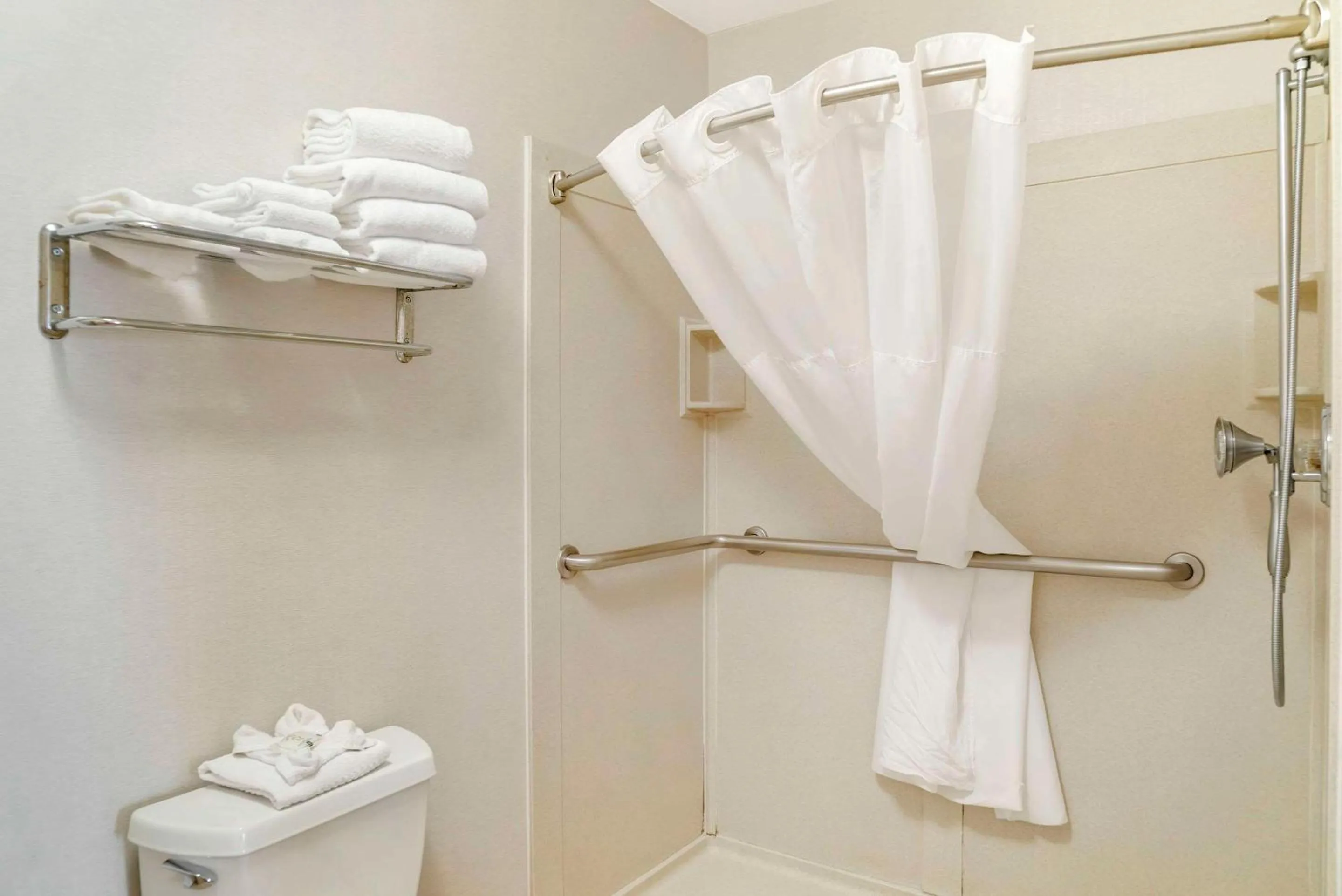 Bedroom in Quality Inn & Suites Monroe