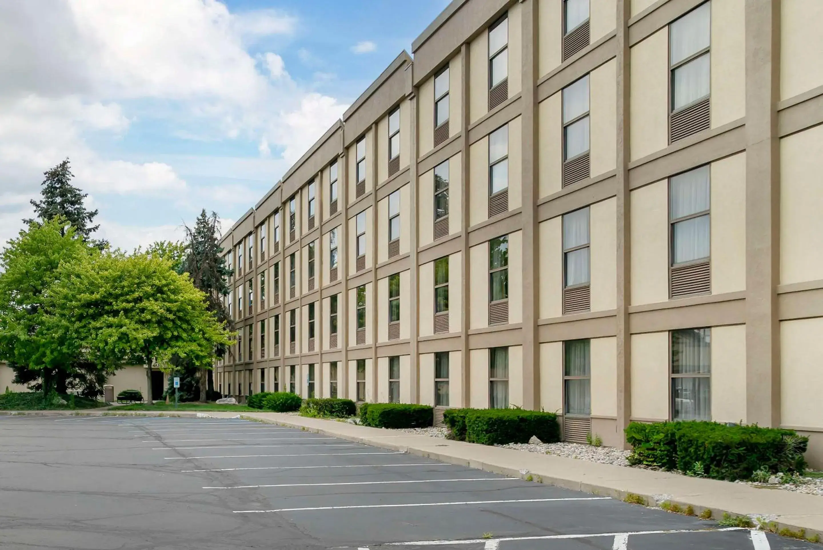 Property building in Quality Inn & Suites Monroe Property building in Quality Inn & Suites Monroe