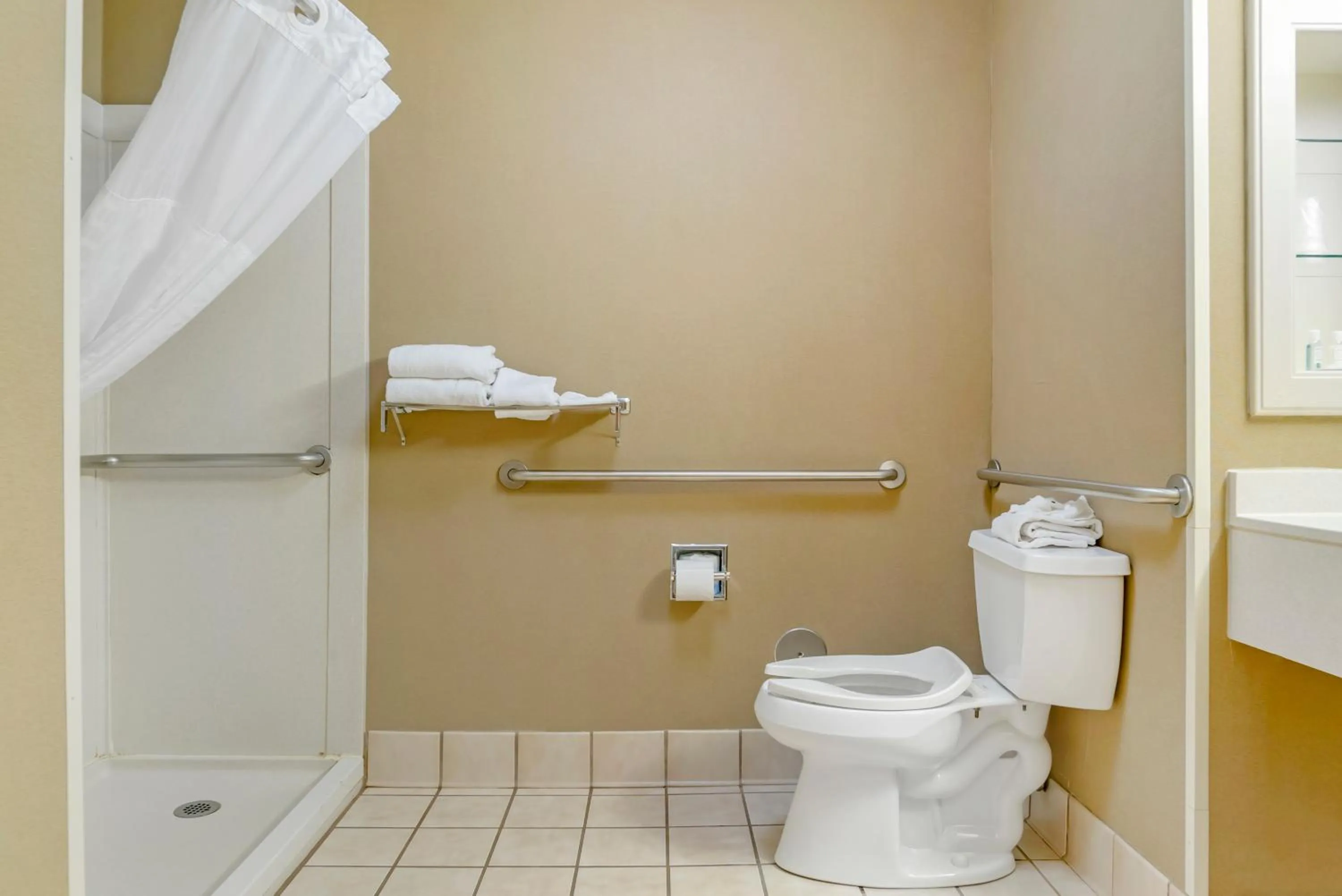 Shower in Quality Inn & Suites Monroe