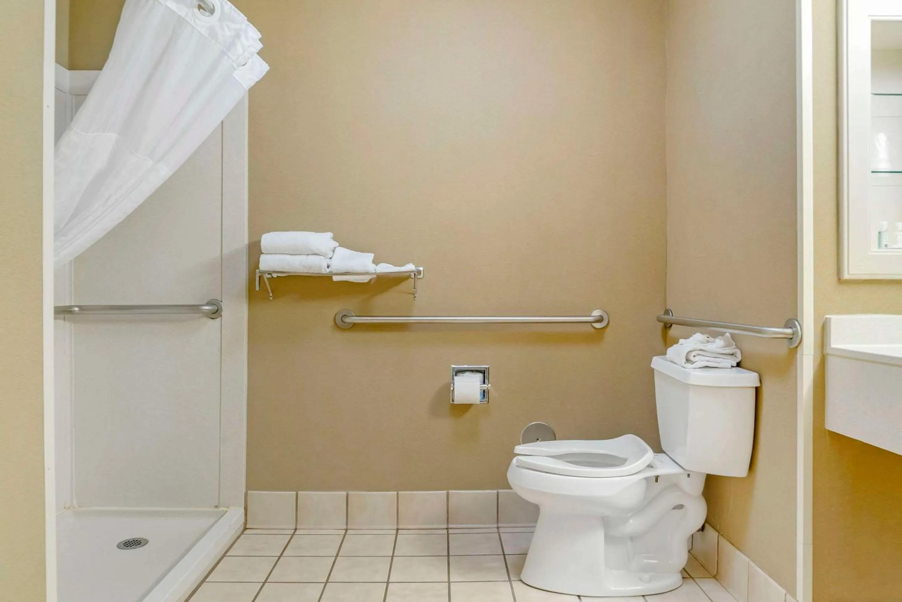 Bedroom in Quality Inn & Suites Monroe