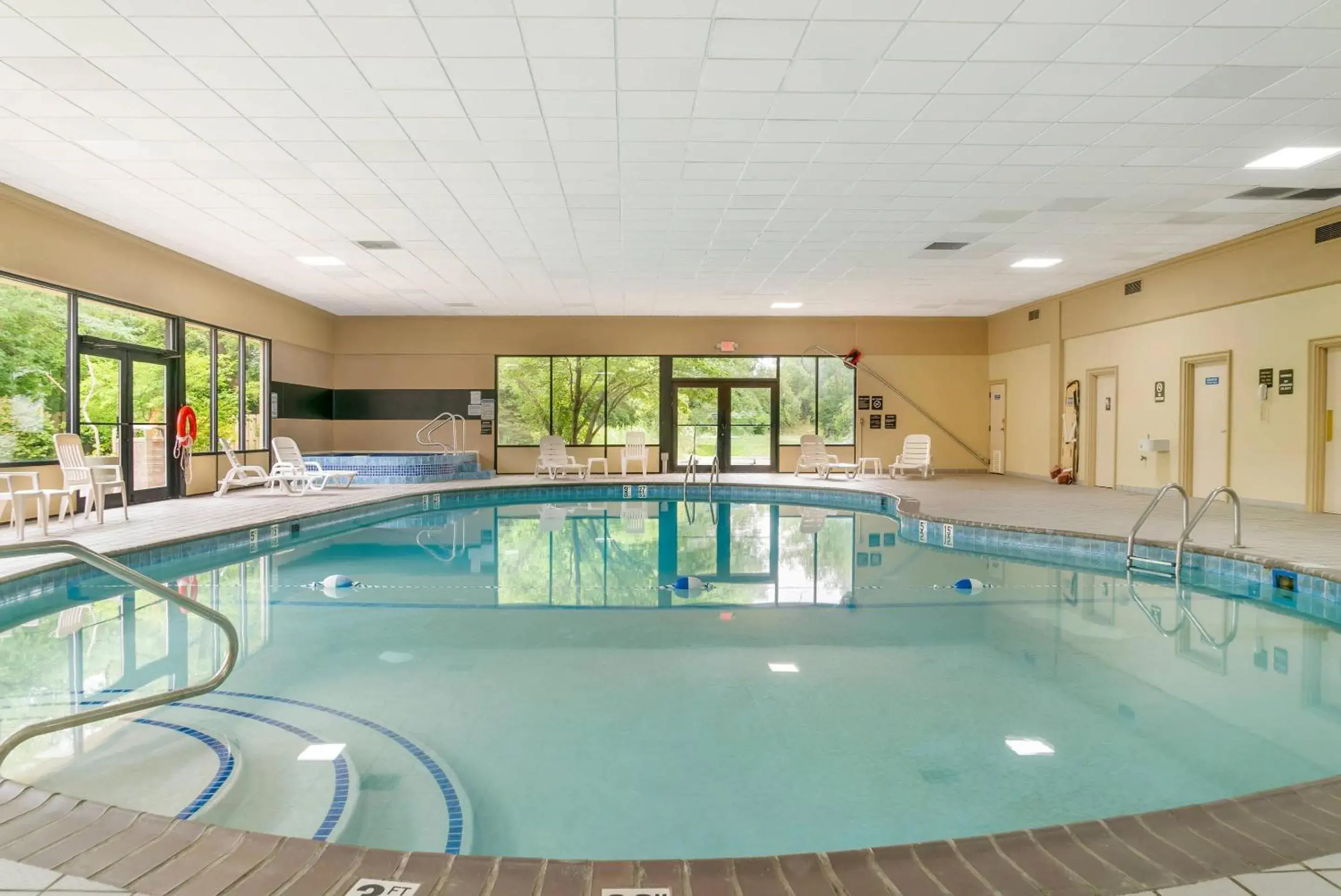 Swimming pool in Quality Inn & Suites Monroe Swimming pool in Quality Inn & Suites Monroe