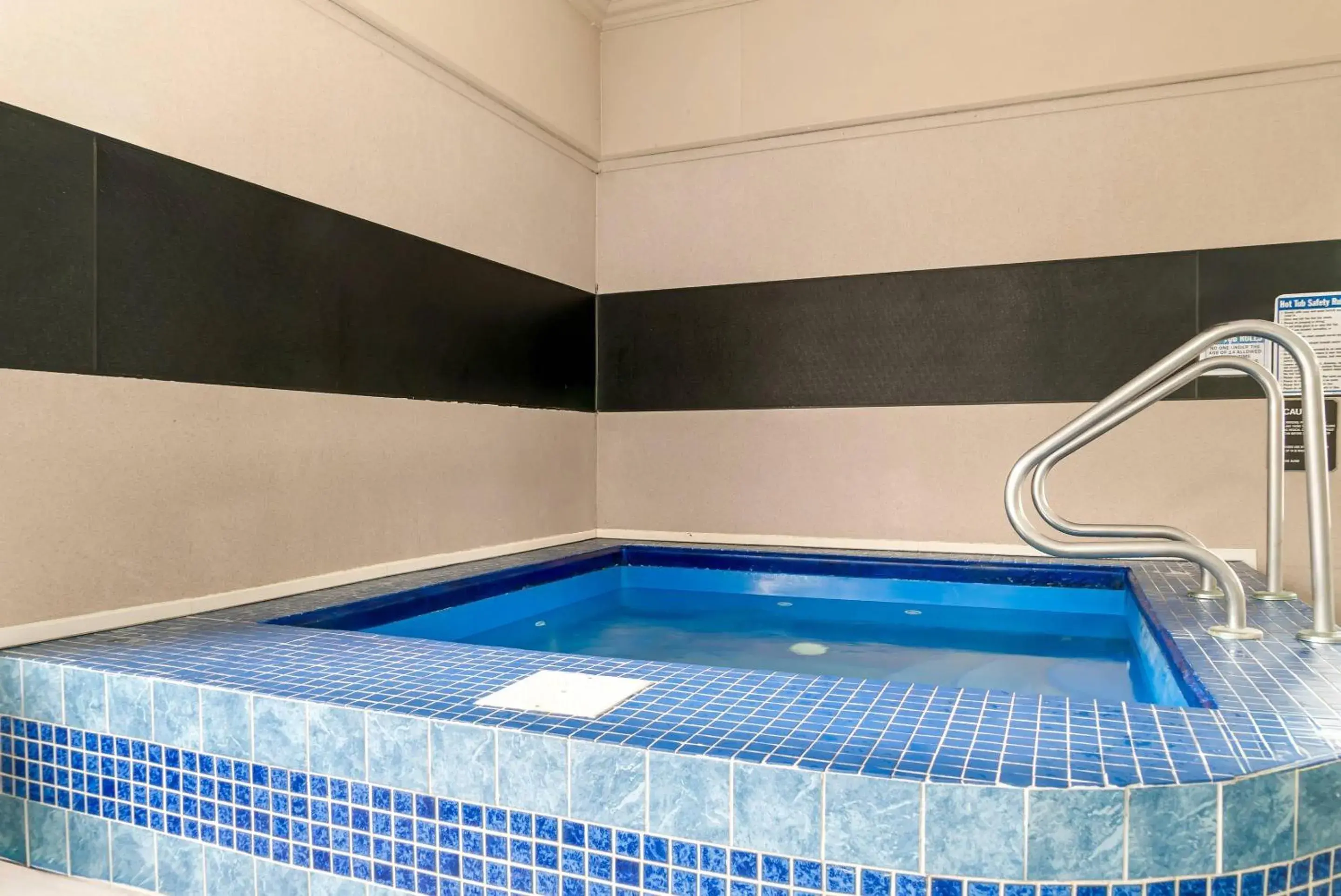 Swimming pool in Quality Inn & Suites Monroe Swimming pool in Quality Inn & Suites Monroe