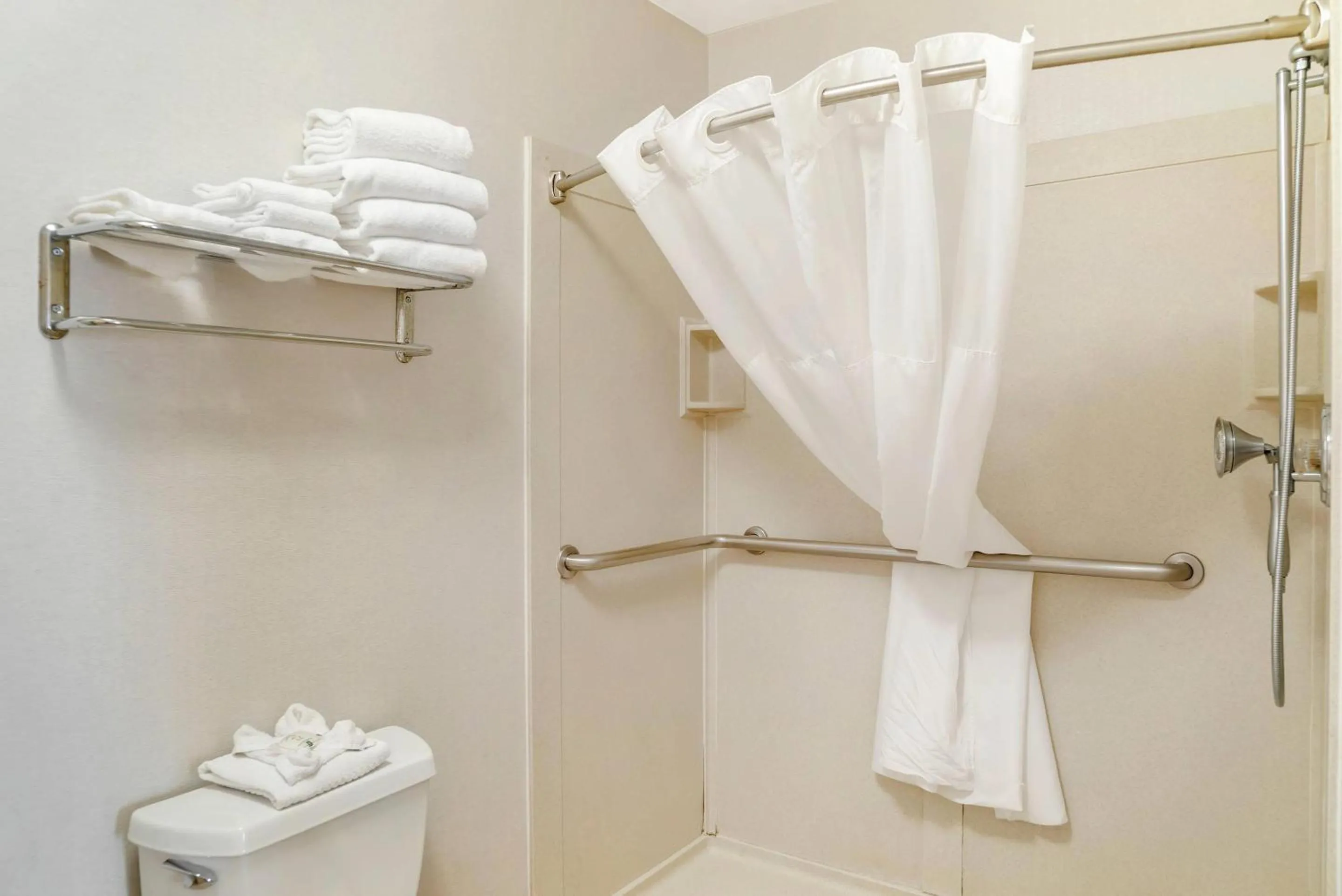 Bedroom in Quality Inn & Suites Monroe