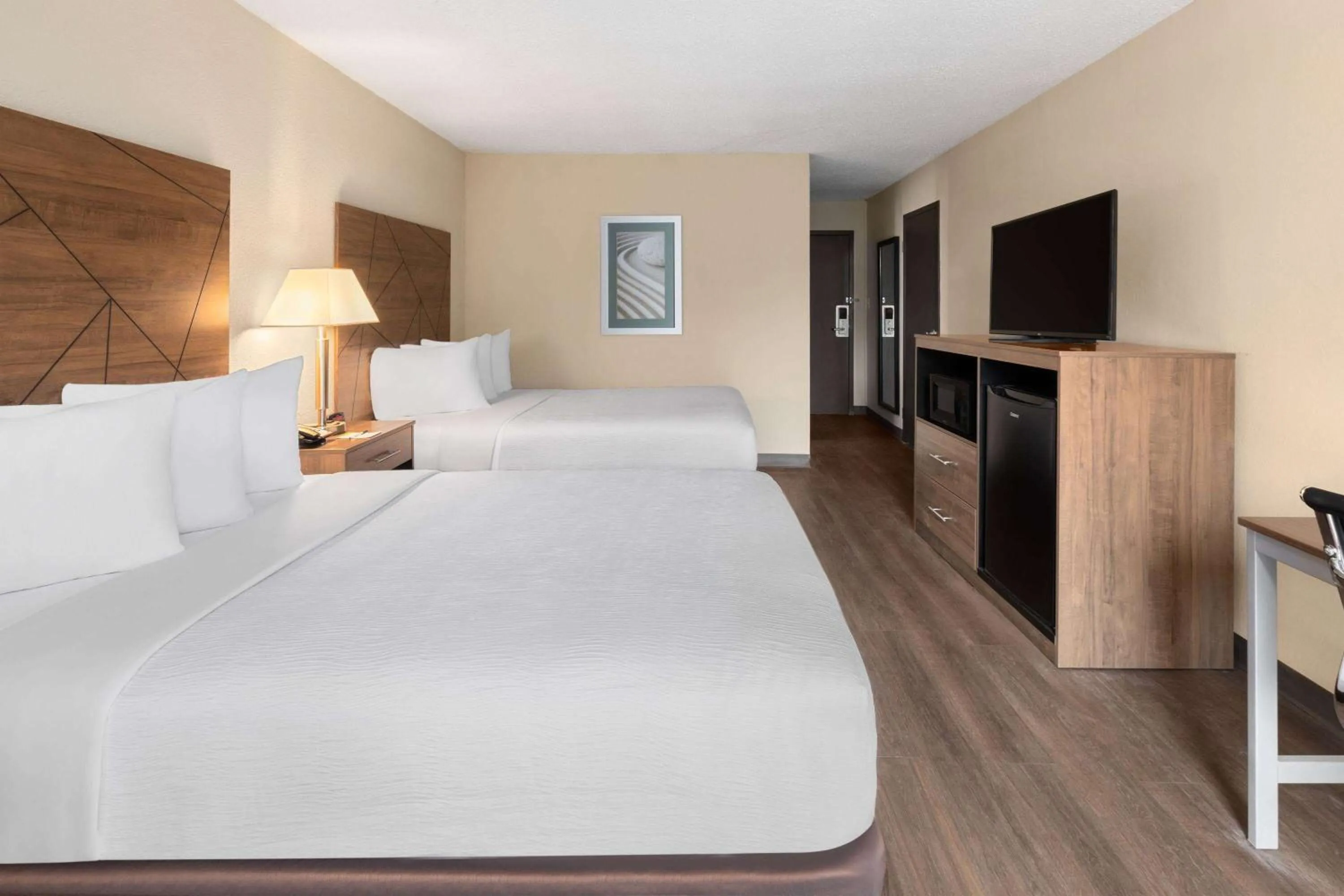 Photo of the whole room, Bed in Wingate by Wyndham Troy