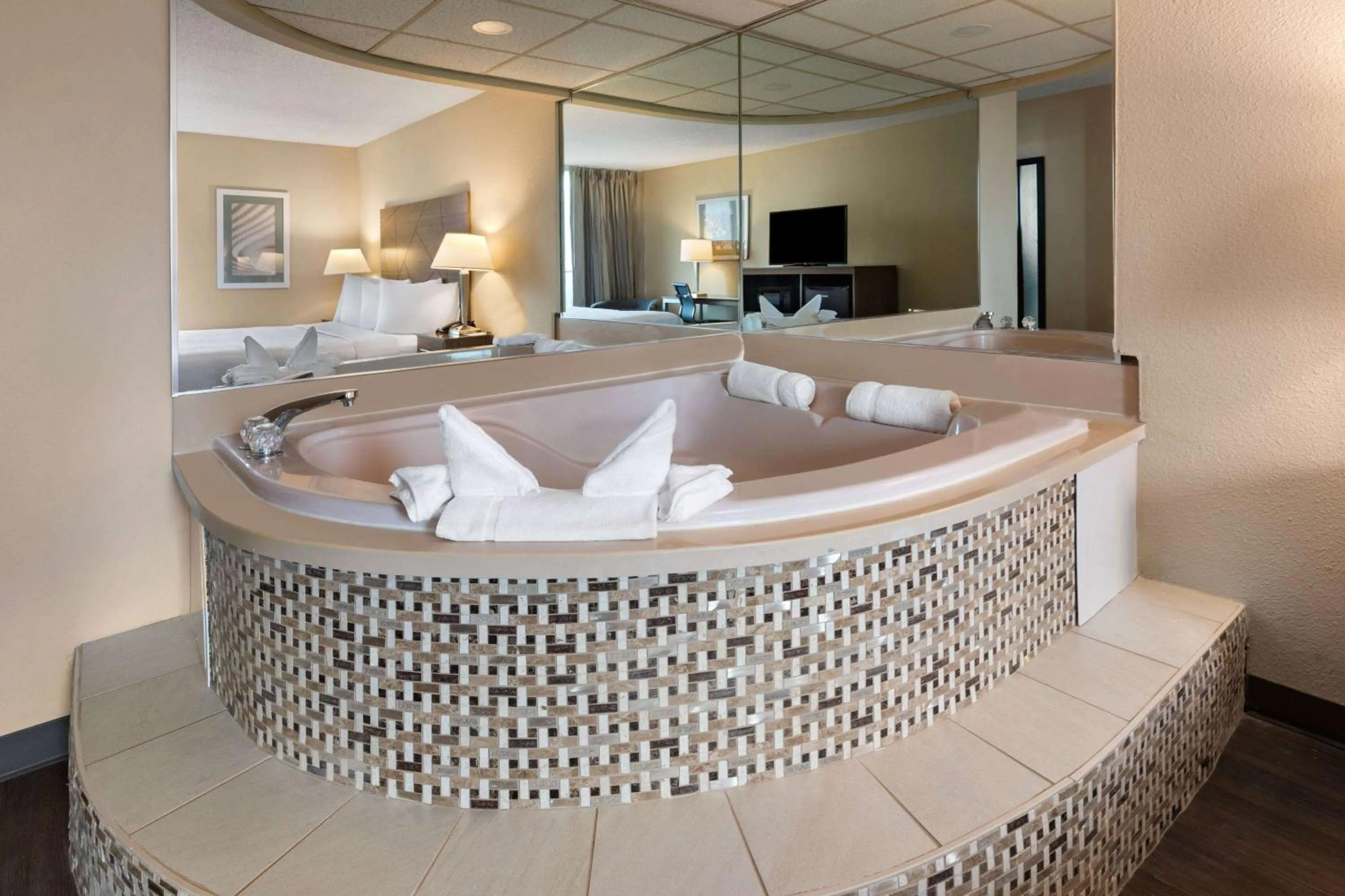 Photo of the whole room in Wingate by Wyndham Troy