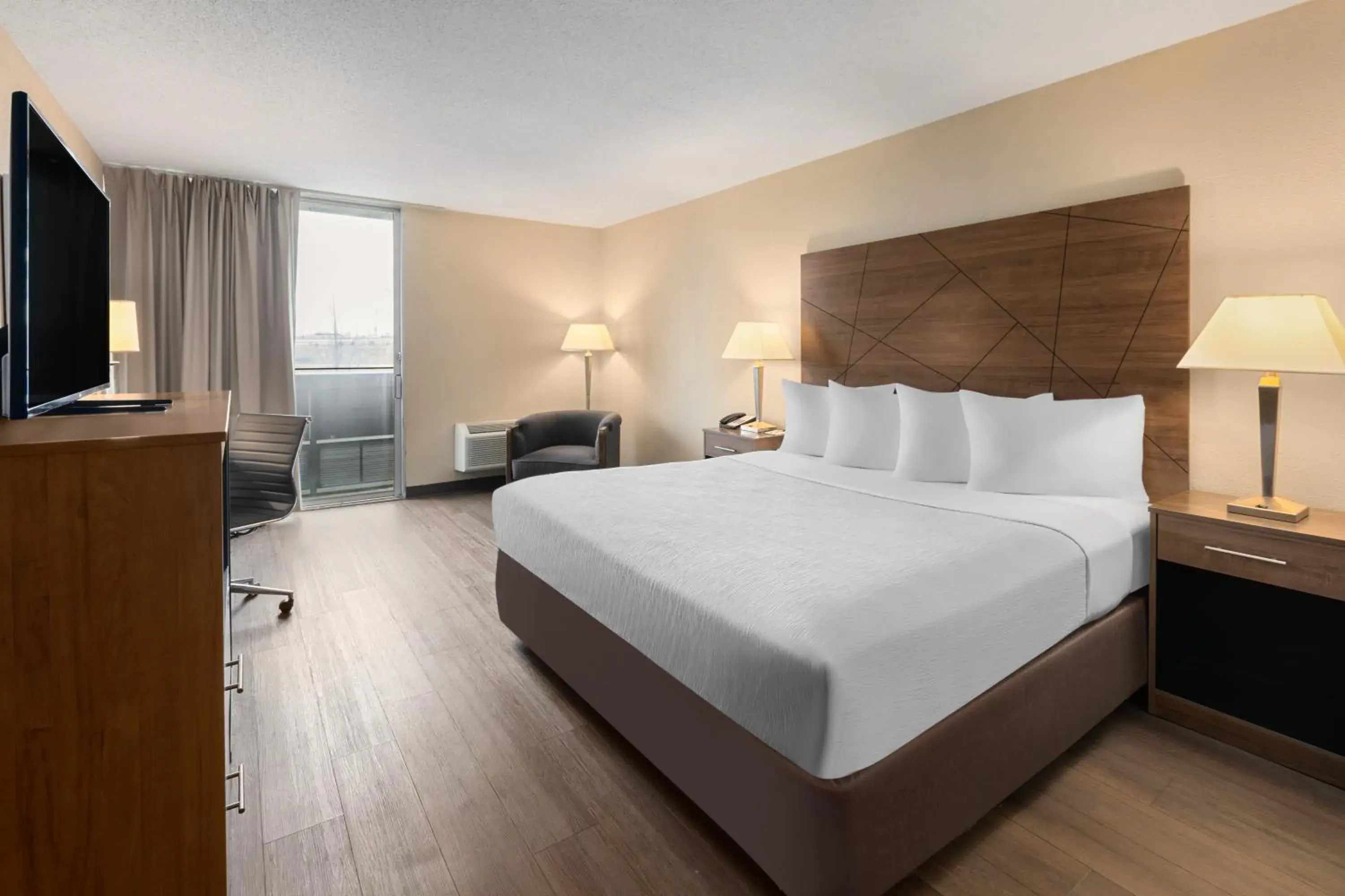 King Room with Roll-In Shower - Mobility/Hearing Access - Non-Smoking in Wingate by Wyndham Troy King Room with Roll-In Shower - Mobility/Hearing Access - Non-Smoking in Wingate by Wyndham Troy