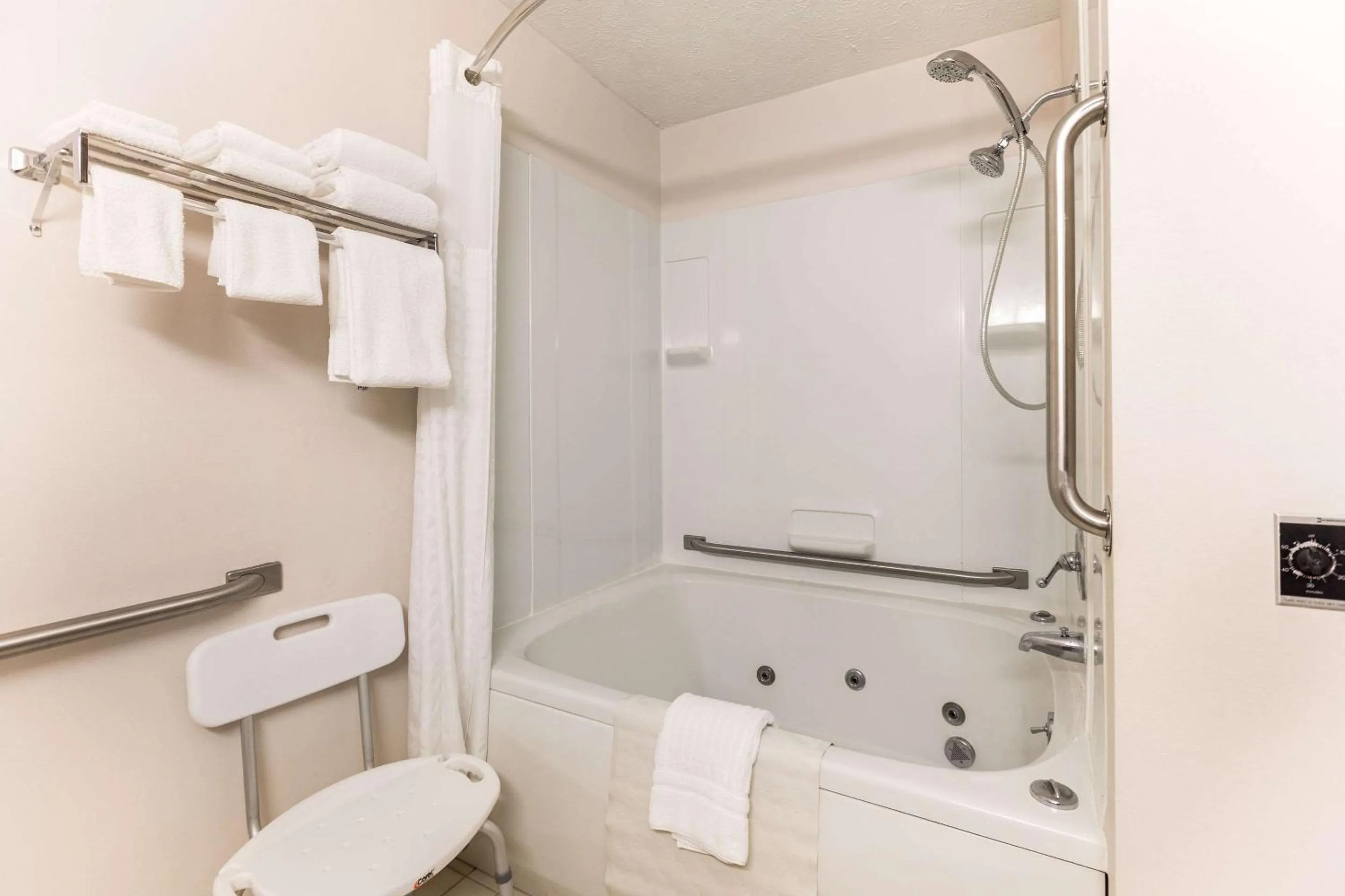 Bathroom in Quality Inn Petoskey-Harbor Springs