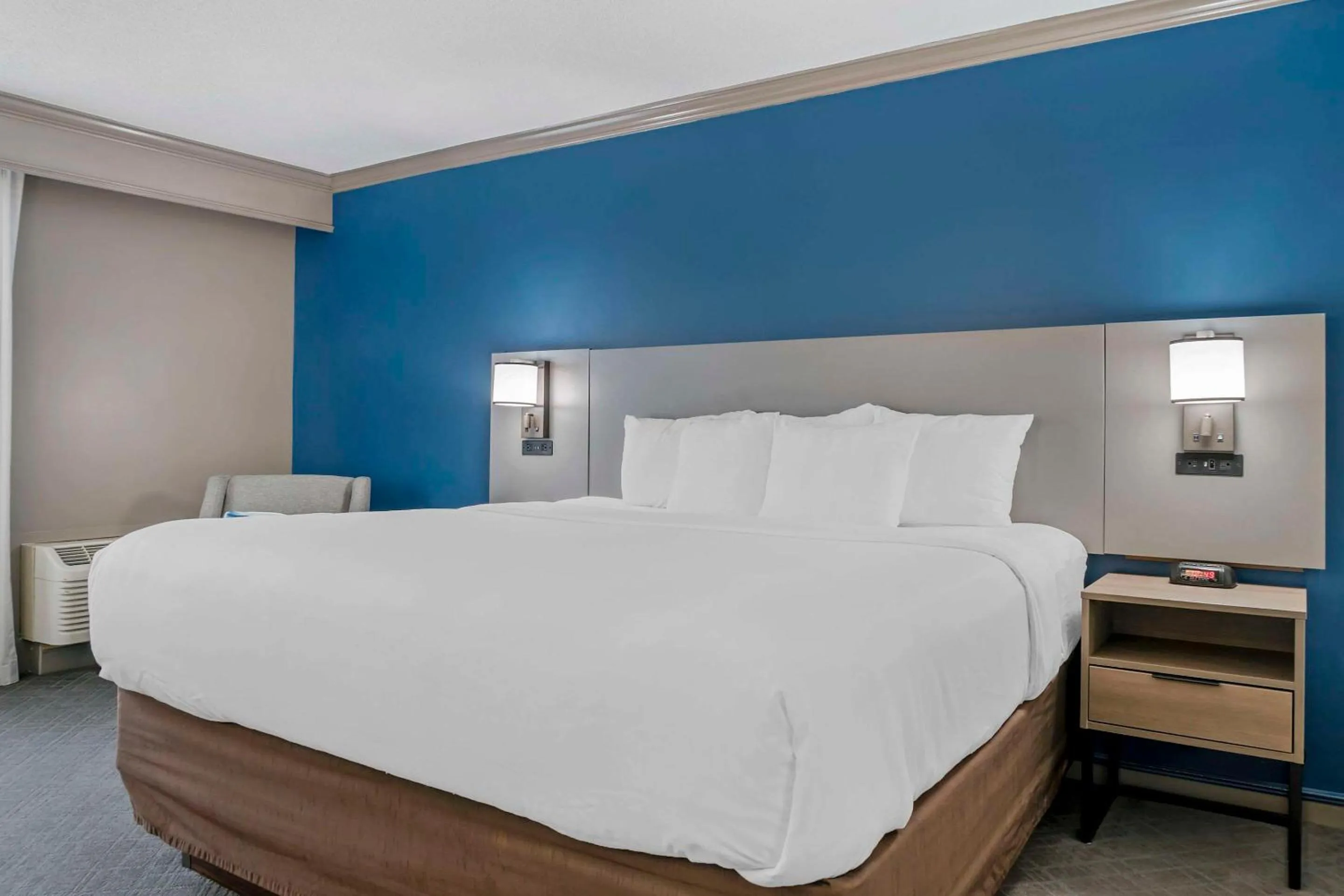 Bedroom, Bed in Comfort Inn Plainwell
