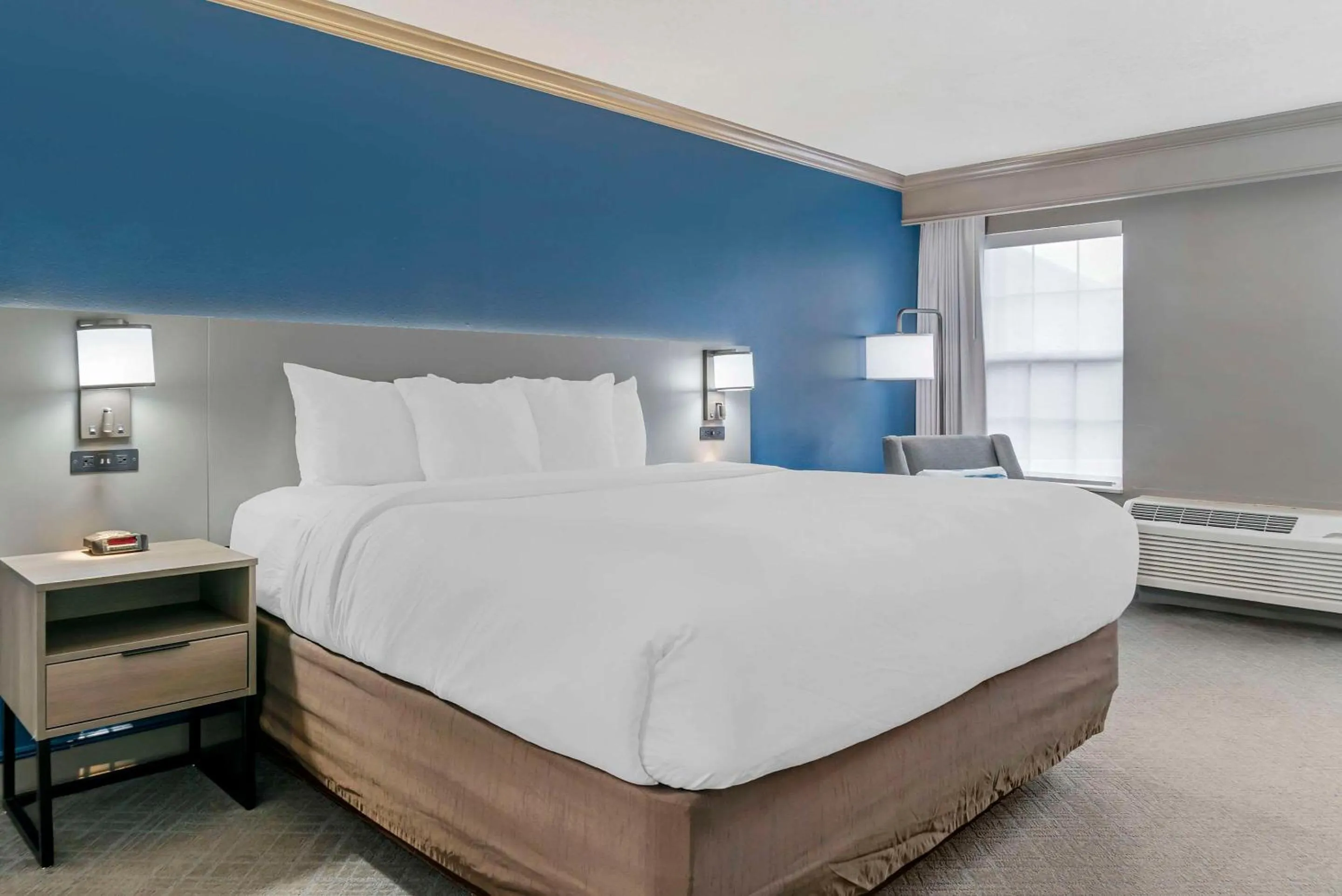 Bedroom, Bed in Comfort Inn Plainwell