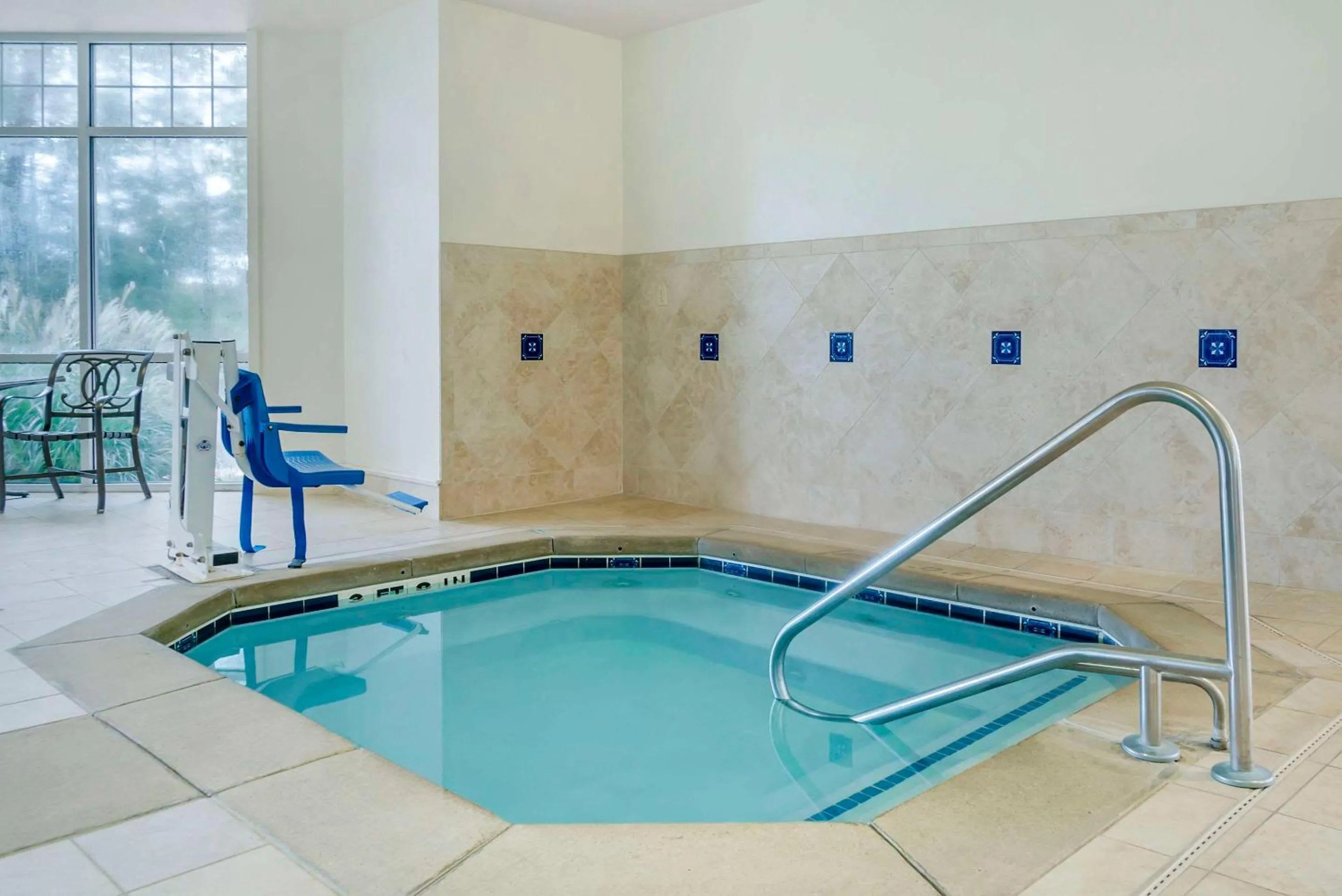 Swimming pool in Comfort Inn Plainwell
