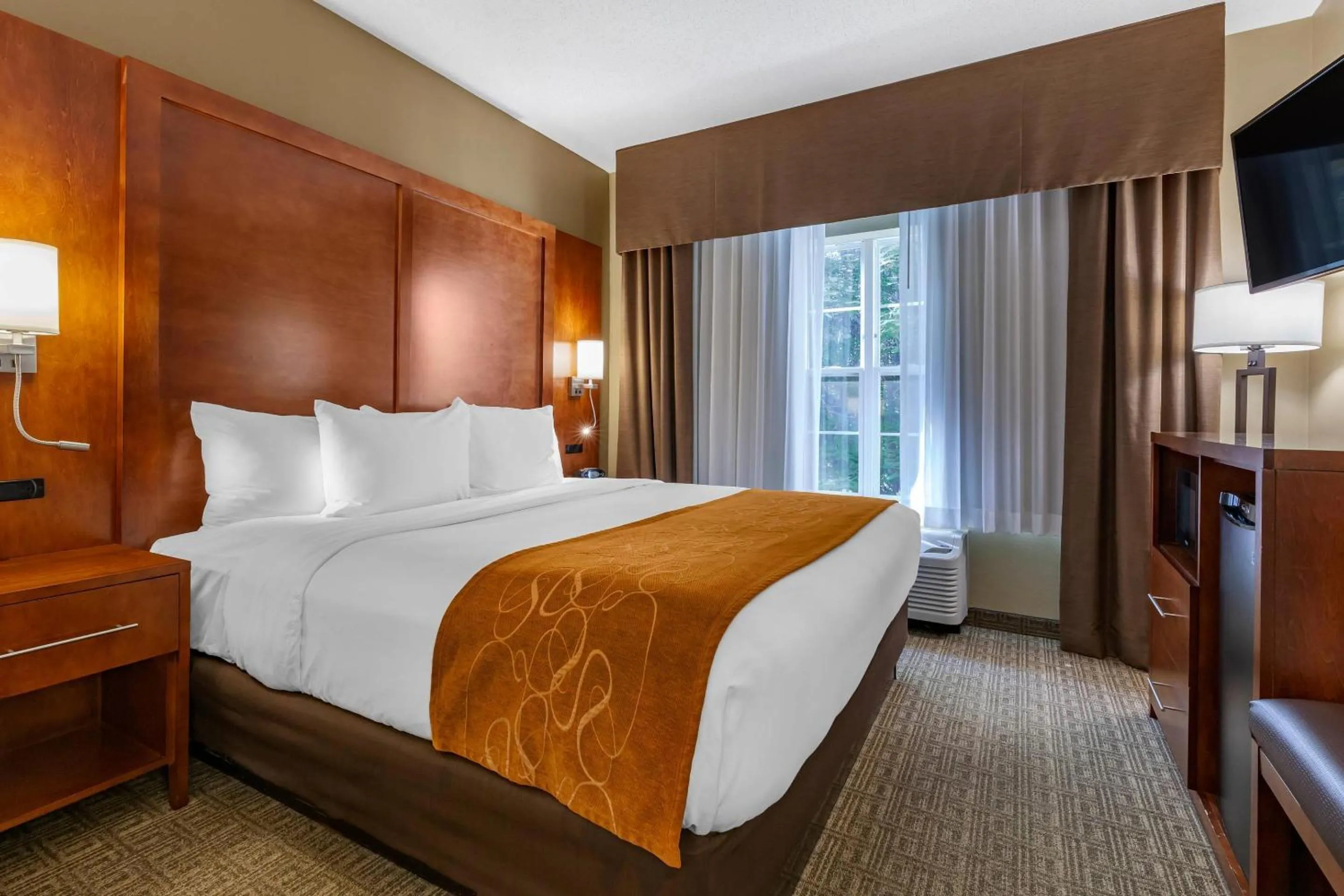 Bedroom, Bed in Comfort Suites Marquette