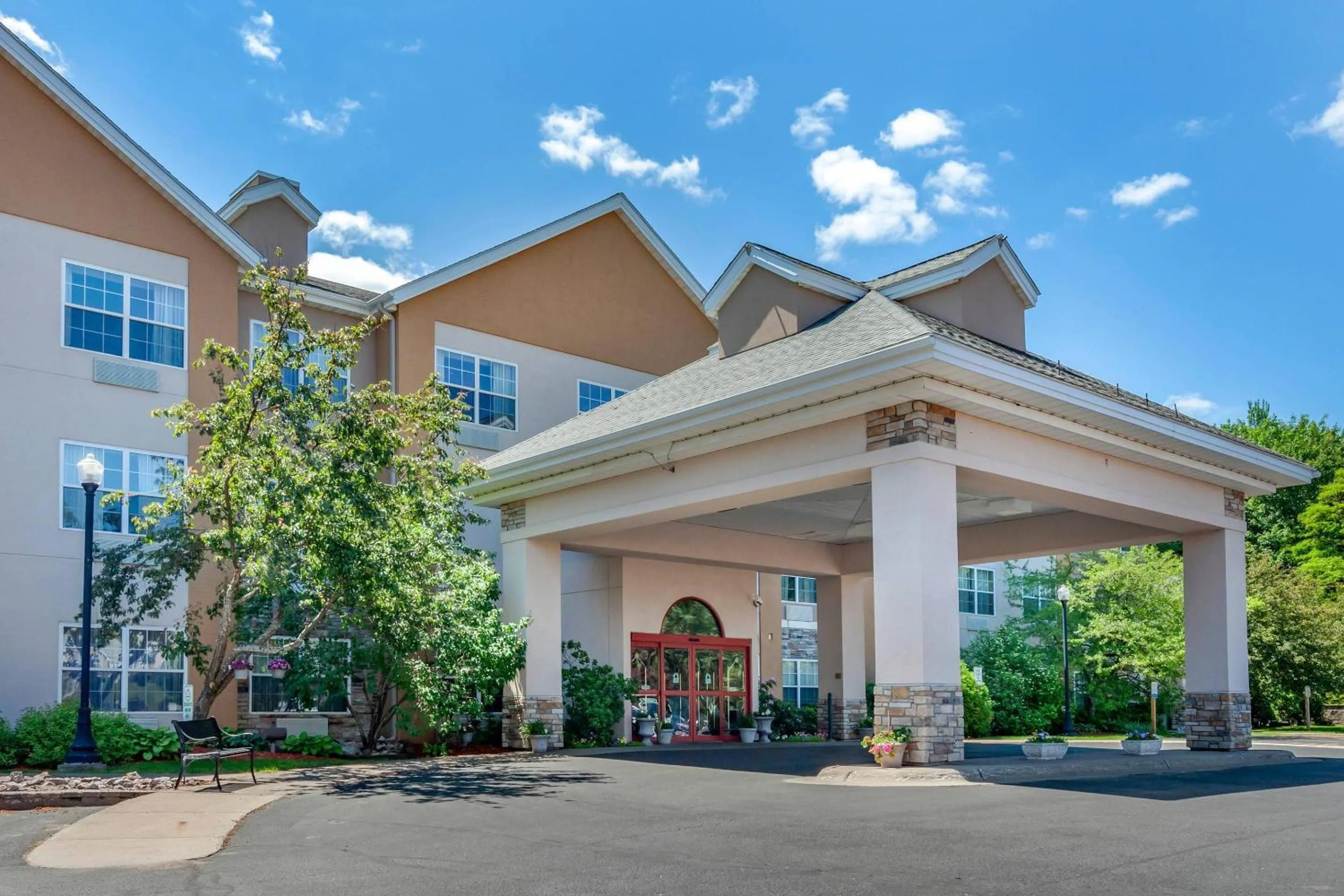 Property building in Comfort Suites Marquette