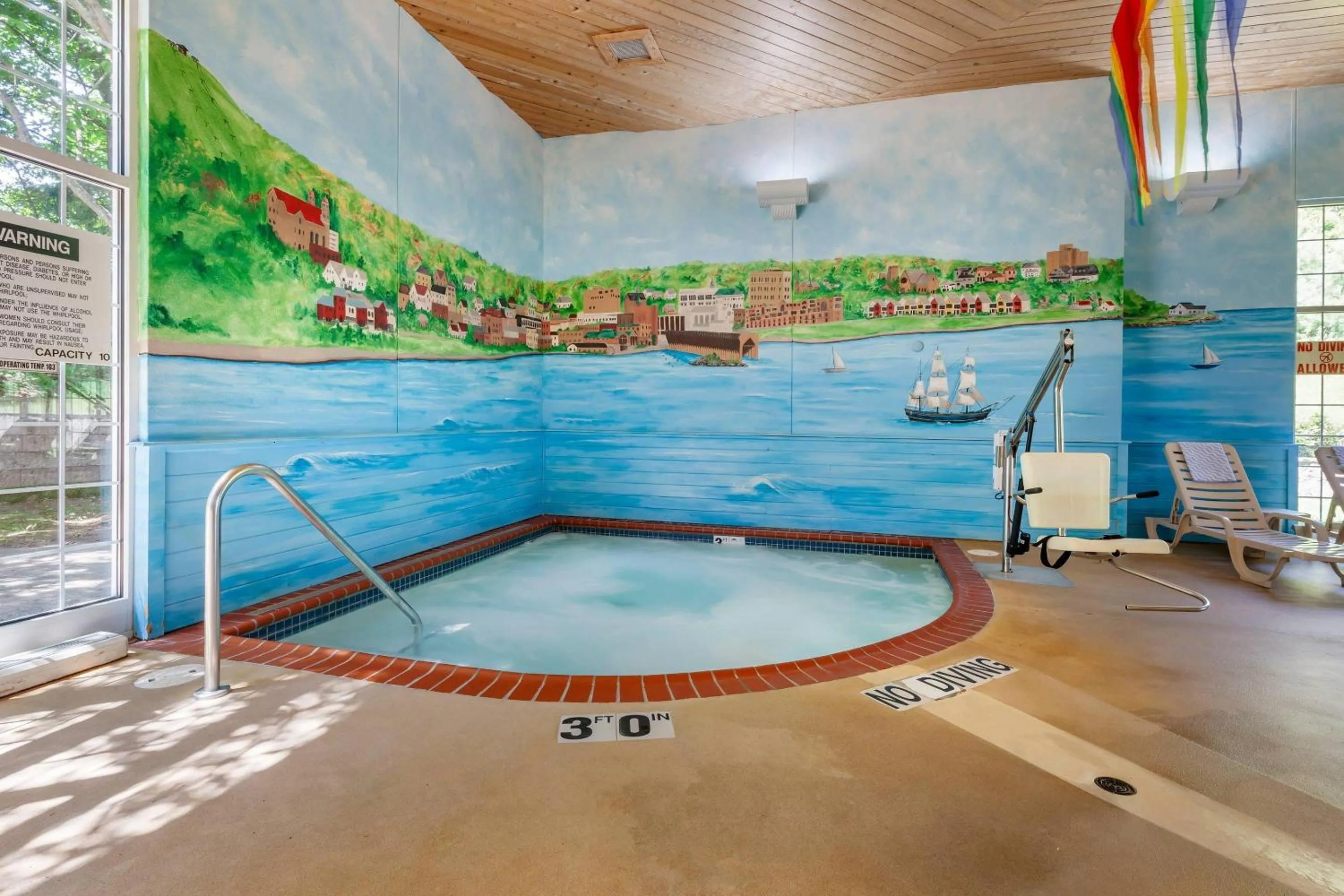 Swimming pool in Comfort Suites Marquette