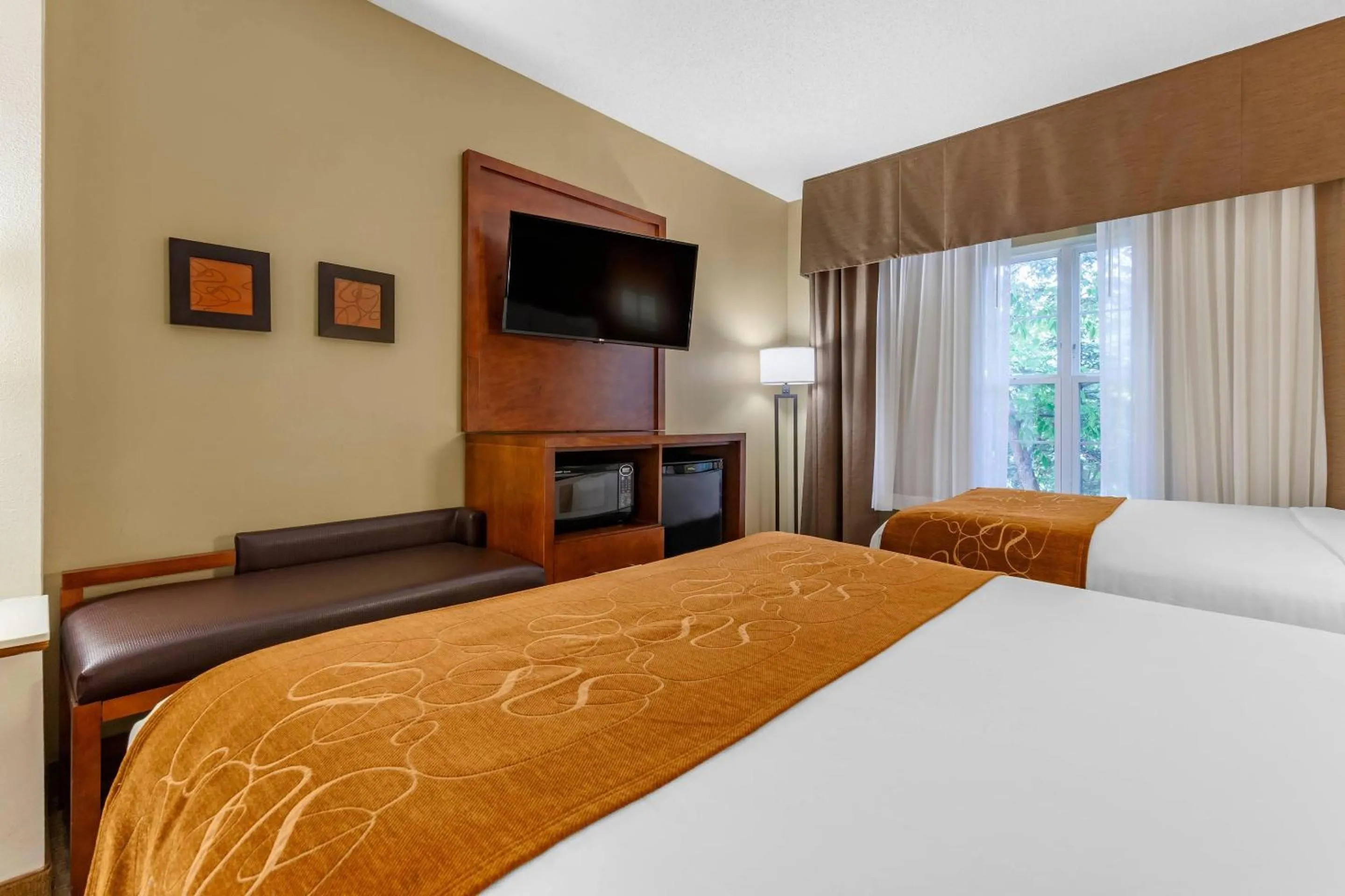 Bedroom, Bed in Comfort Suites Marquette