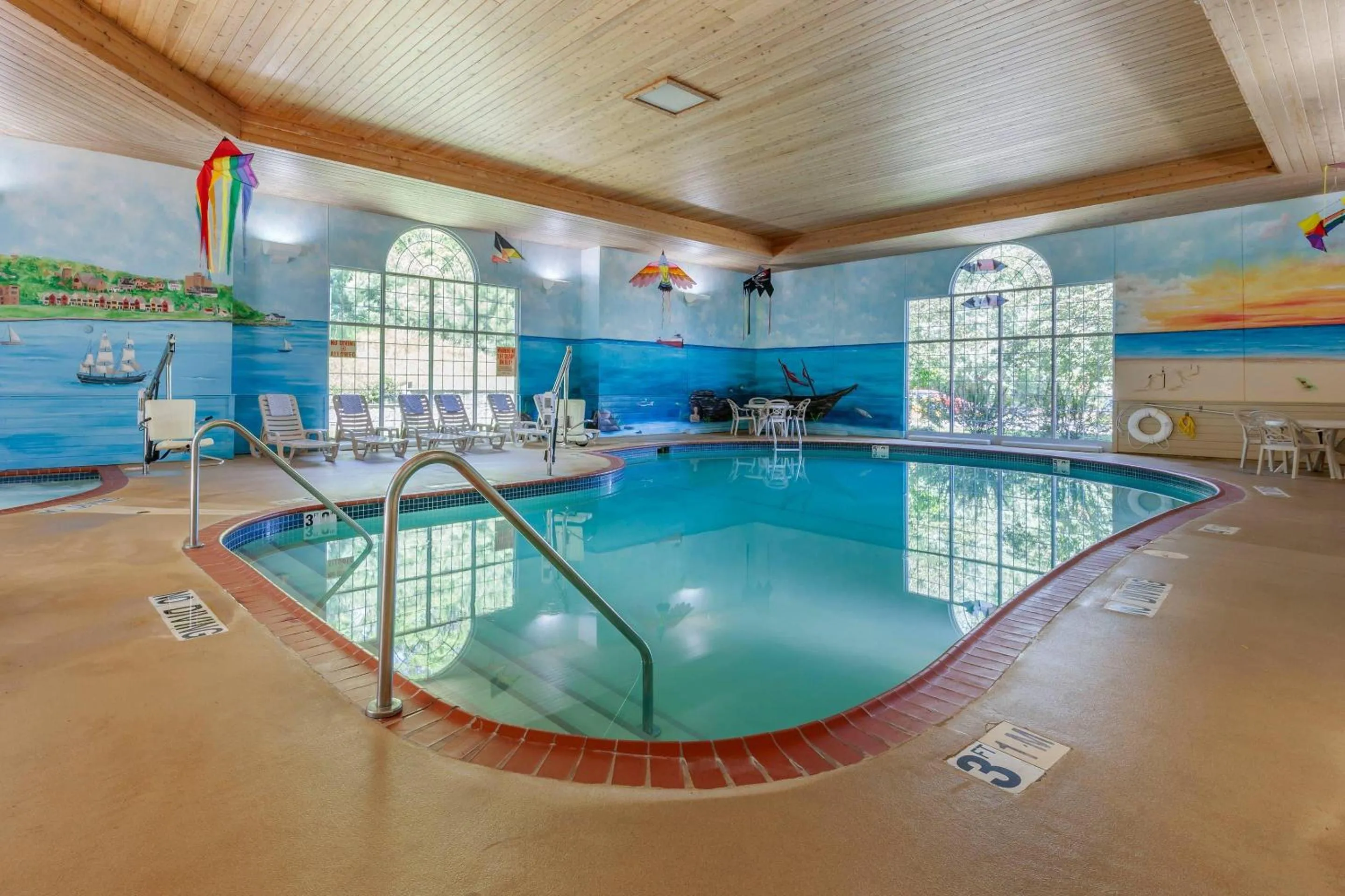 Swimming pool in Comfort Suites Marquette