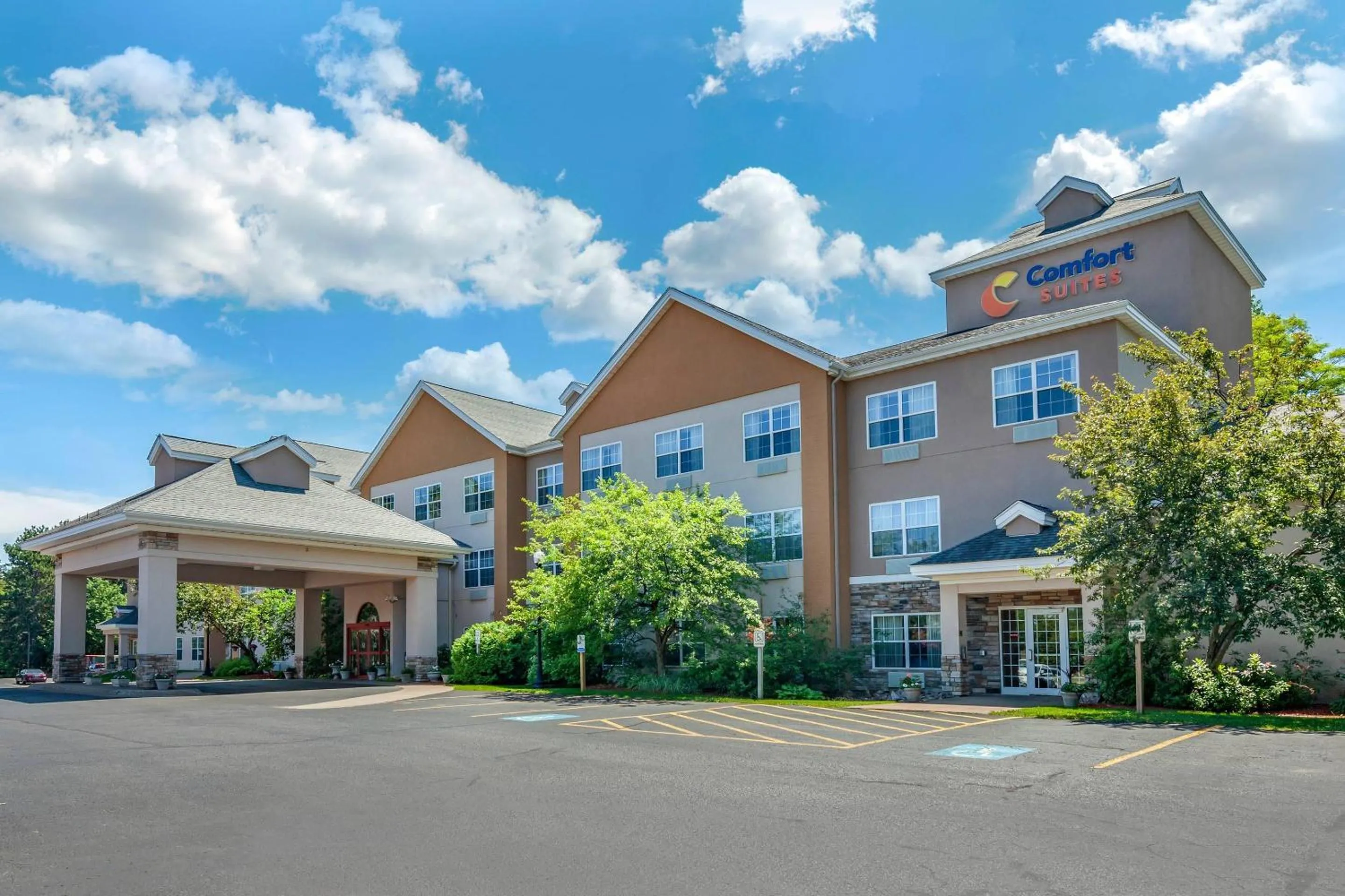 Property building in Comfort Suites Marquette