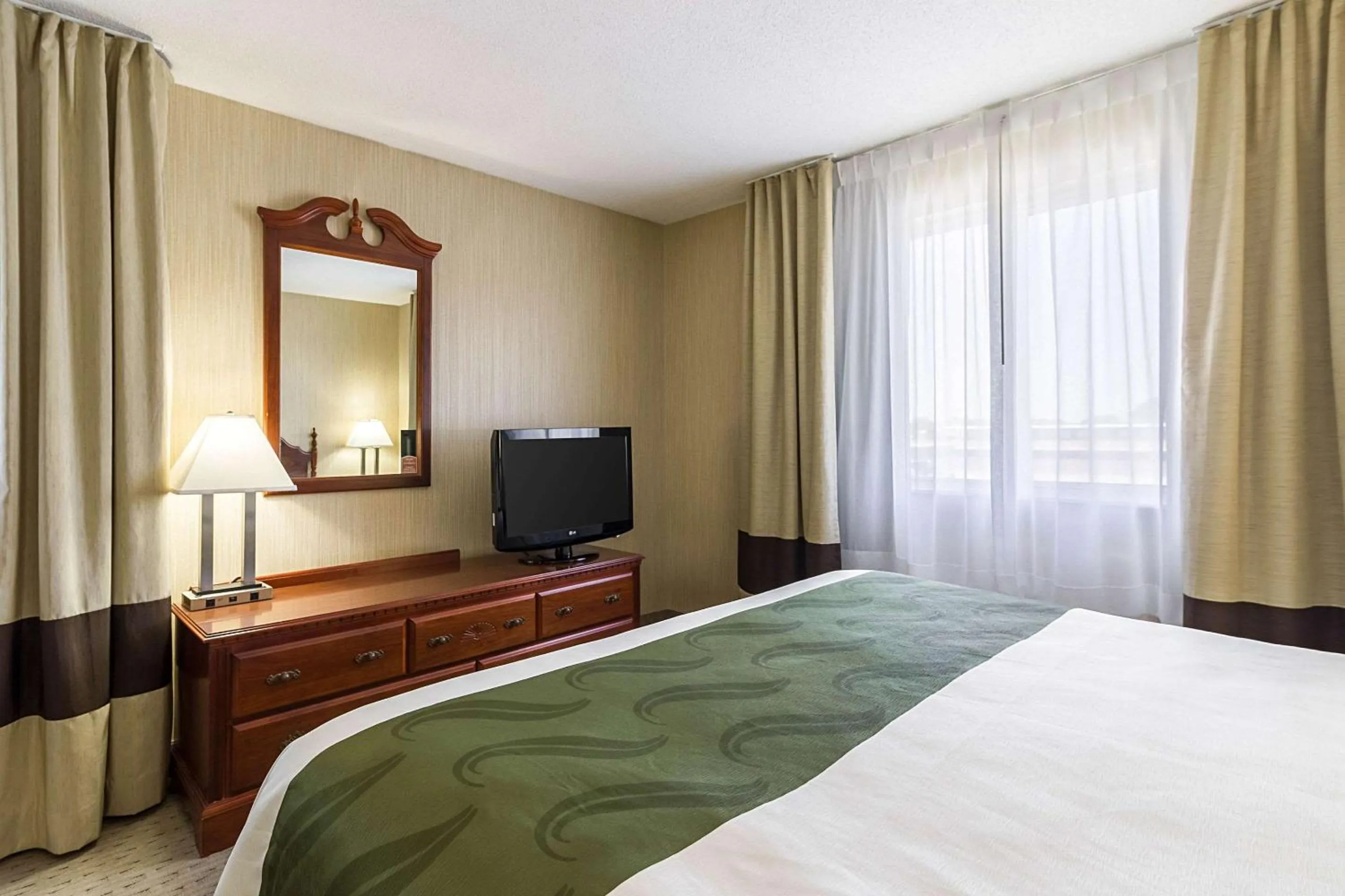 Photo of the whole room, Bed in Quality Inn Marshall near University