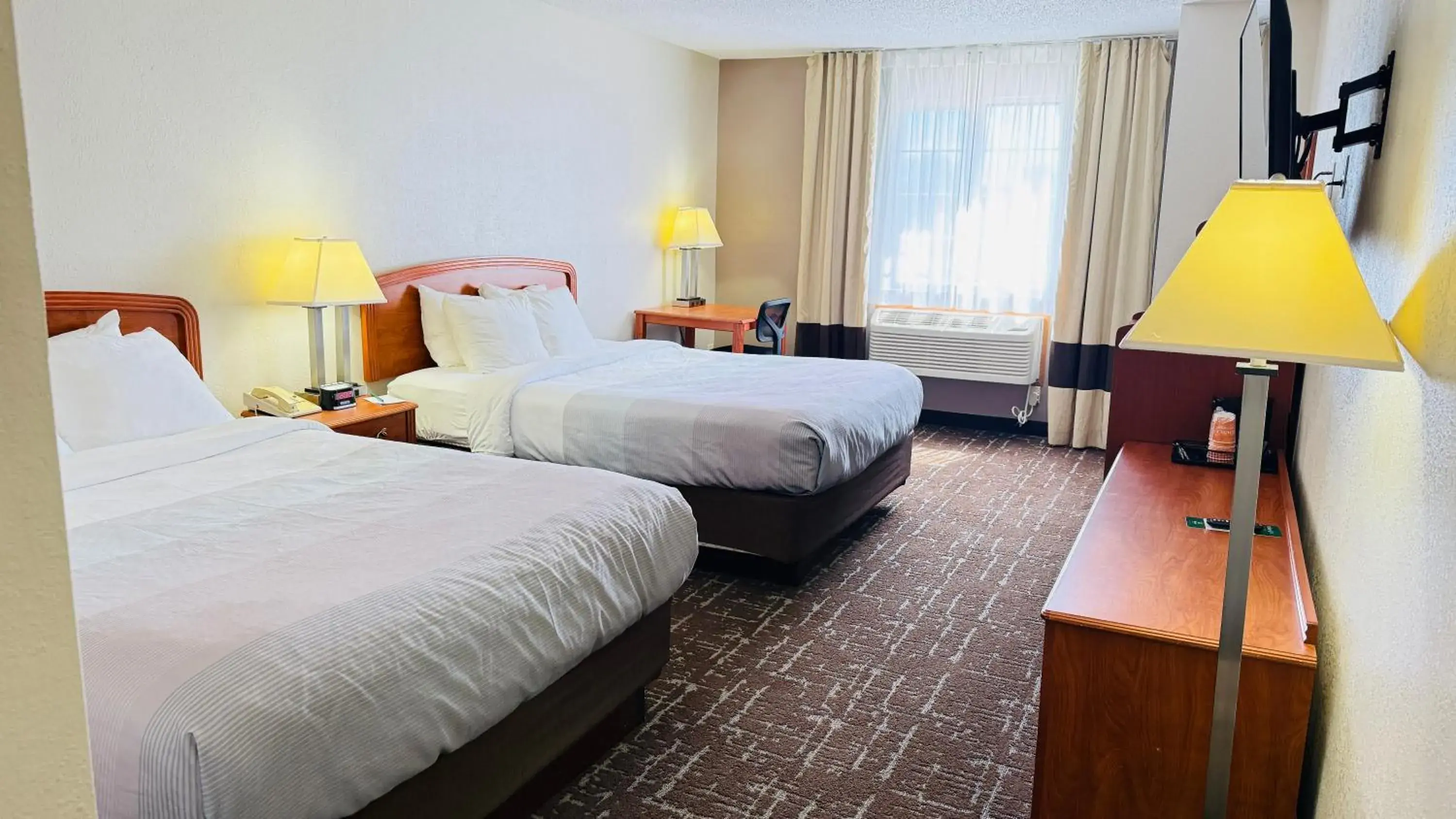 Bed in Quality Inn Marshall near University Bed in Quality Inn Marshall near University