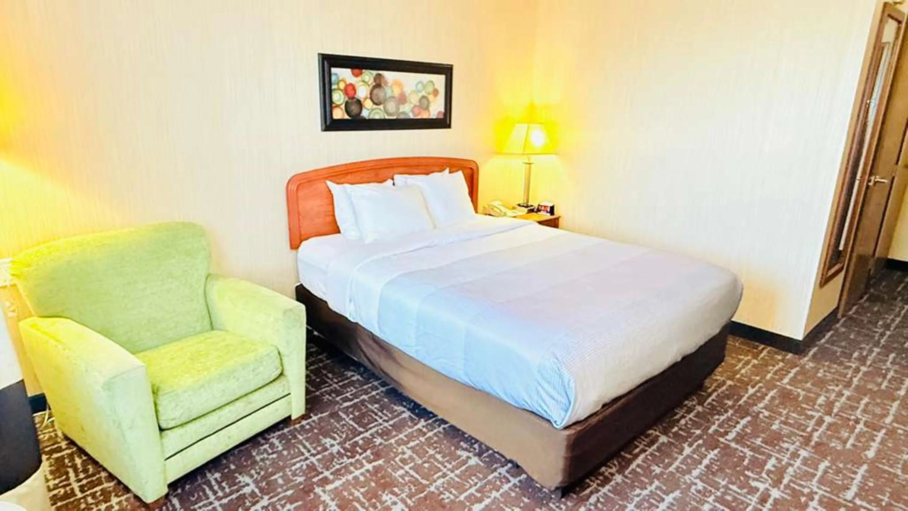 Bed in Quality Inn Marshall near University