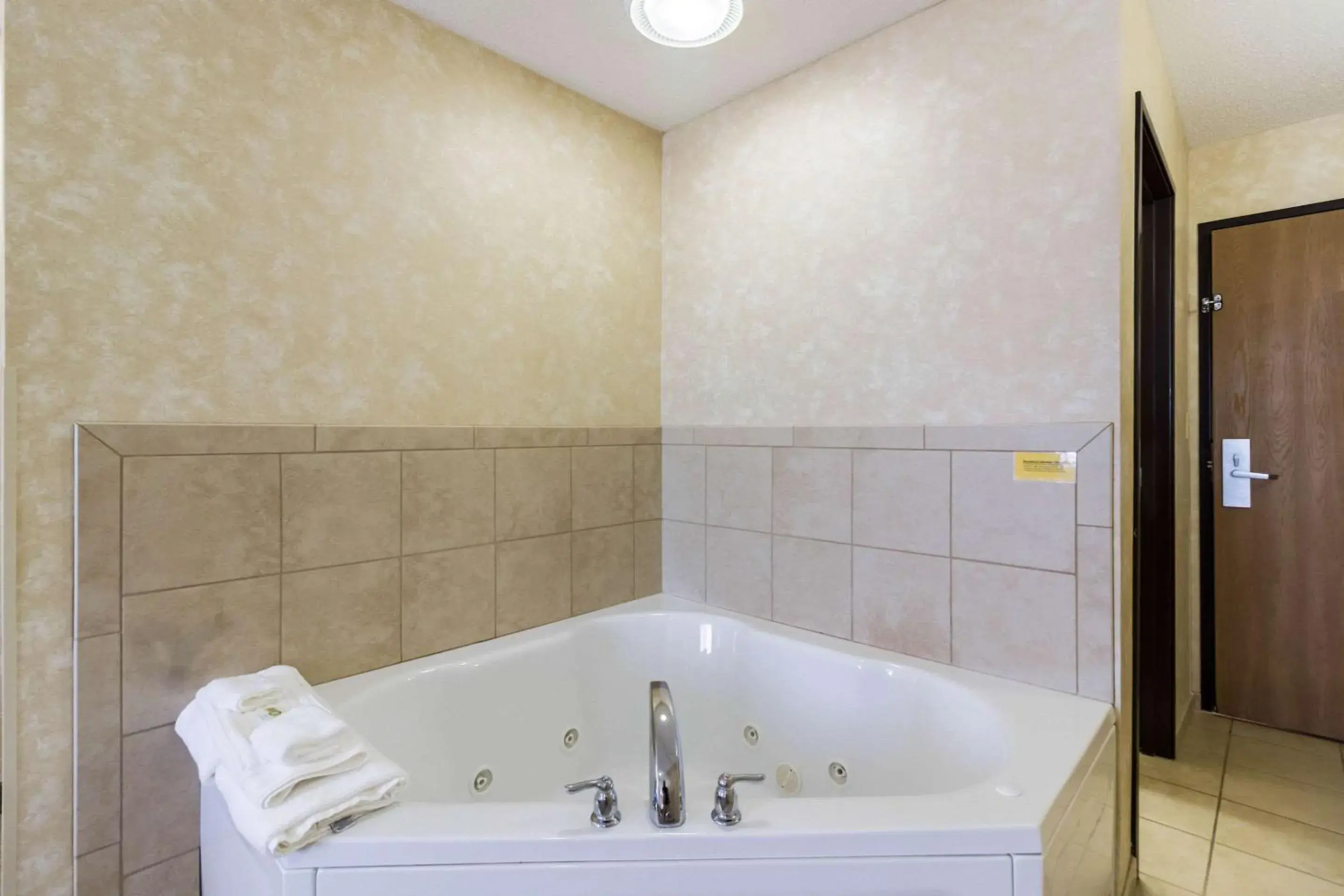 Photo of the whole room in Quality Inn Marshall near University Photo of the whole room in Quality Inn Marshall near University