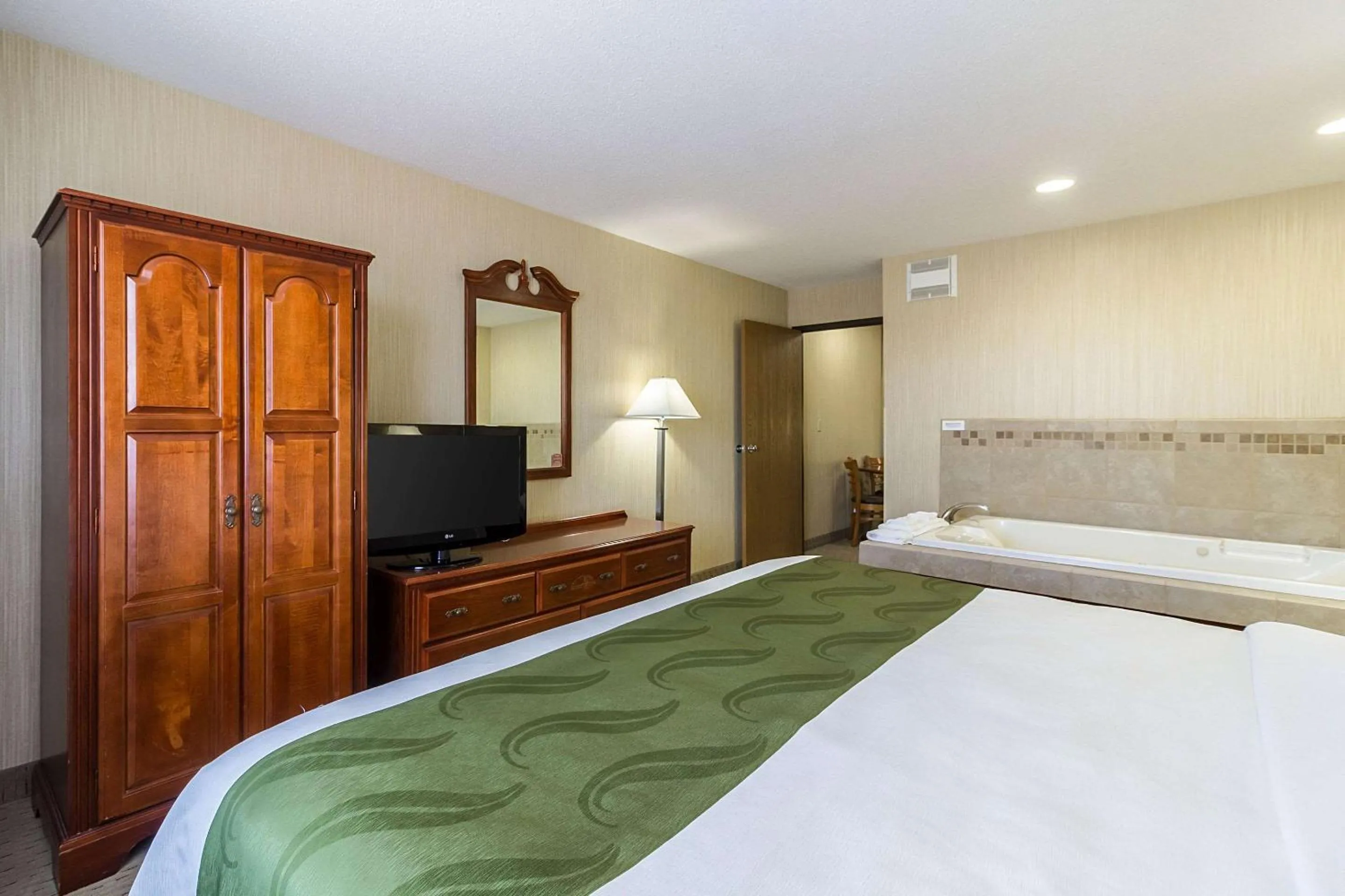 Photo of the whole room, Bed in Quality Inn Marshall near University