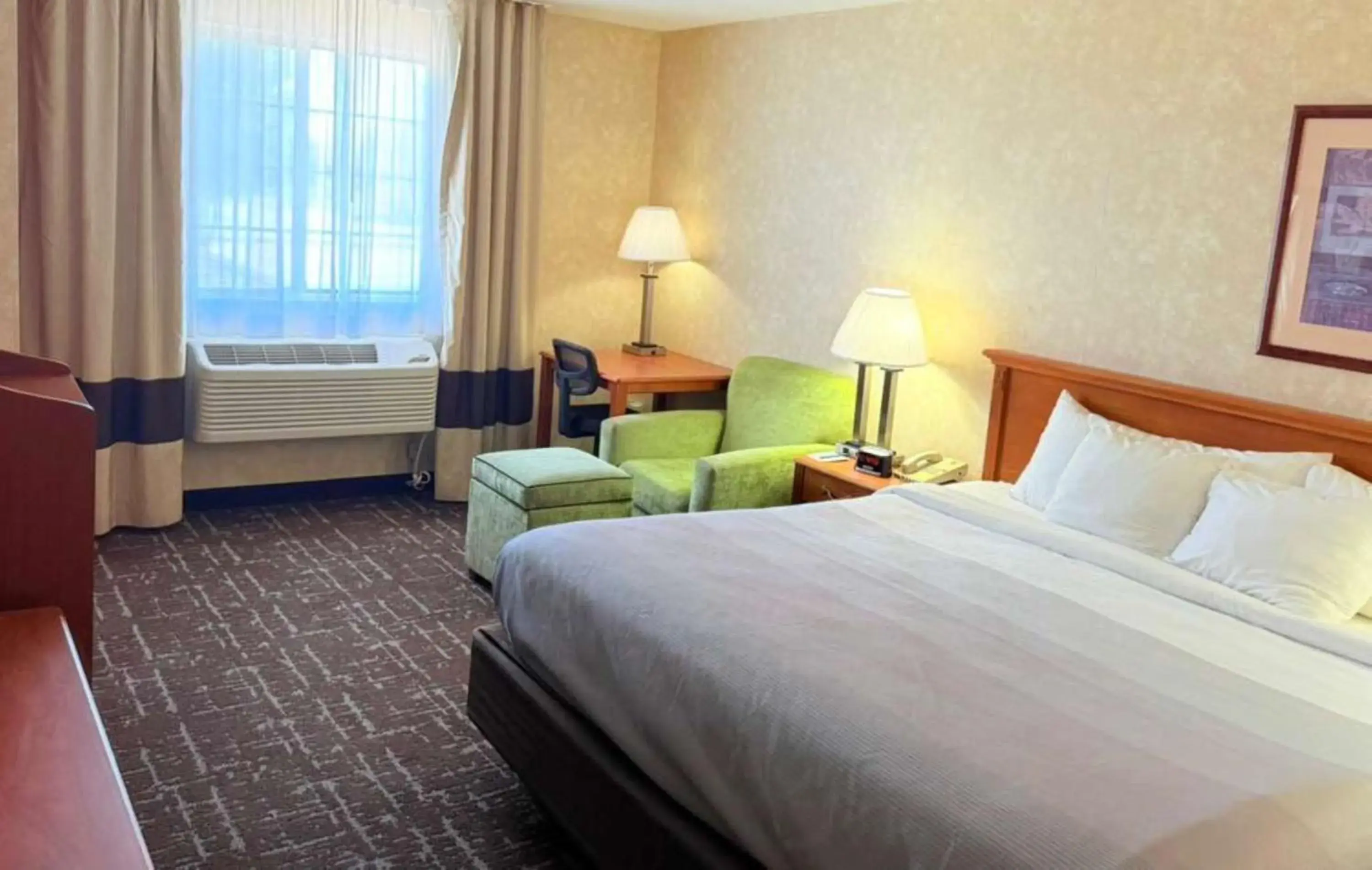 Bed in Quality Inn Marshall near University Bed in Quality Inn Marshall near University