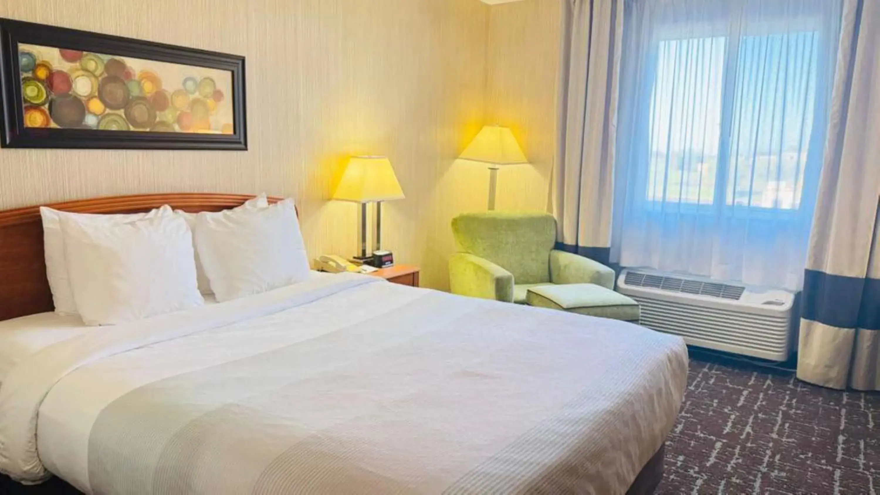 Bed in Quality Inn Marshall near University Bed in Quality Inn Marshall near University