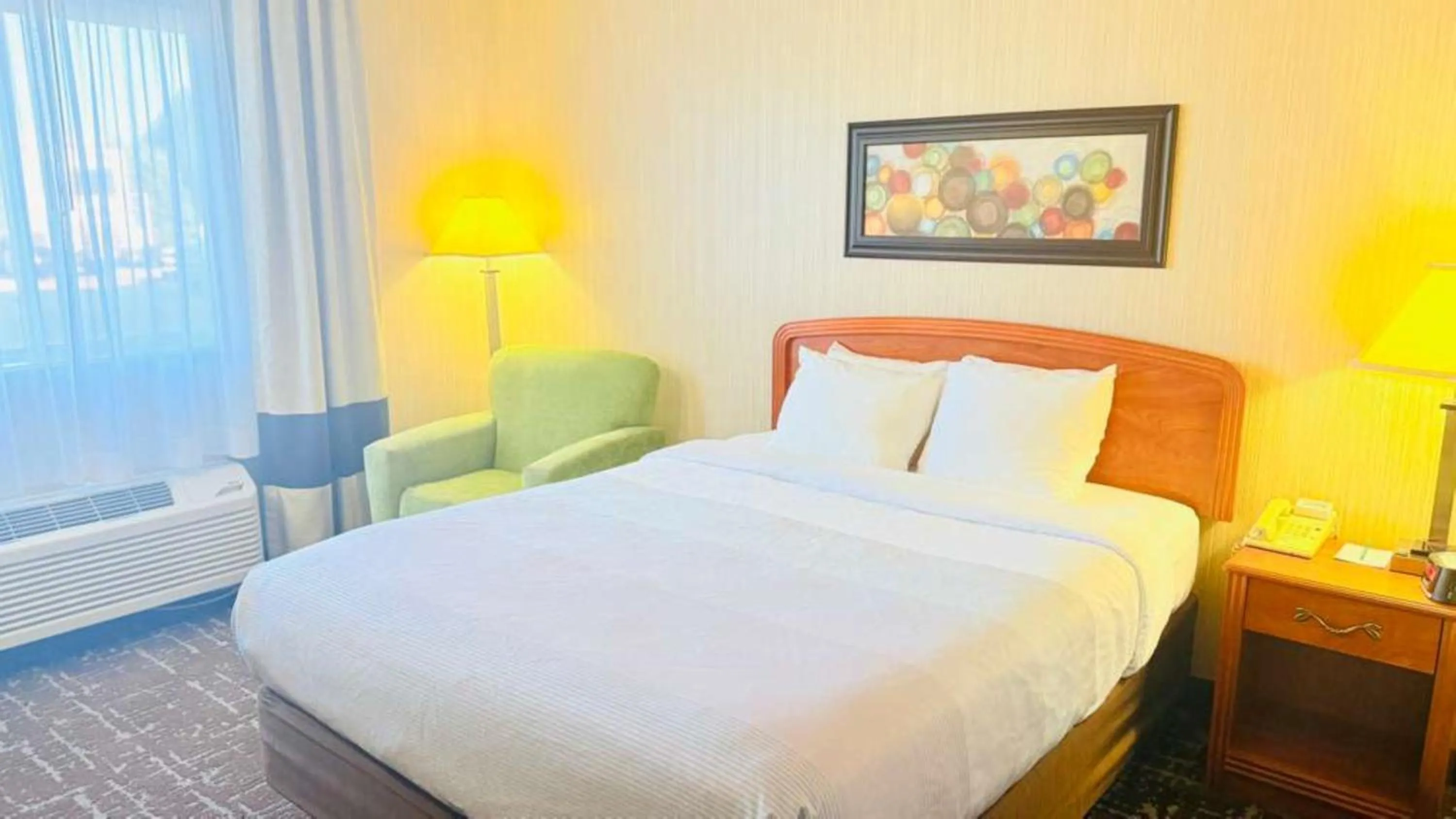 Bed in Quality Inn Marshall near University